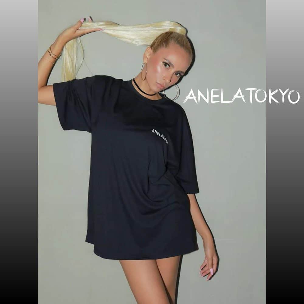 ANELA TOKYOのインスタグラム：「𝗔𝗡𝗘𝗟𝗔𝗧𝗢𝗞𝗬𝗢 𝟳𝘁𝗵 𝗔𝗻𝗻𝗶𝘃𝗲𝗿𝘀𝗮𝗿𝘆🩶  𝘼𝙉𝙀𝙇𝘼𝙏𝙊𝙆𝙔𝙊 𝙇𝙊𝙂𝙊 𝙏-𝙎𝙃𝙄𝙍𝙏 Price:¥7,700(taxin)→¥6,930(taxin) Color:BLK/WHT  #anelatokyo」