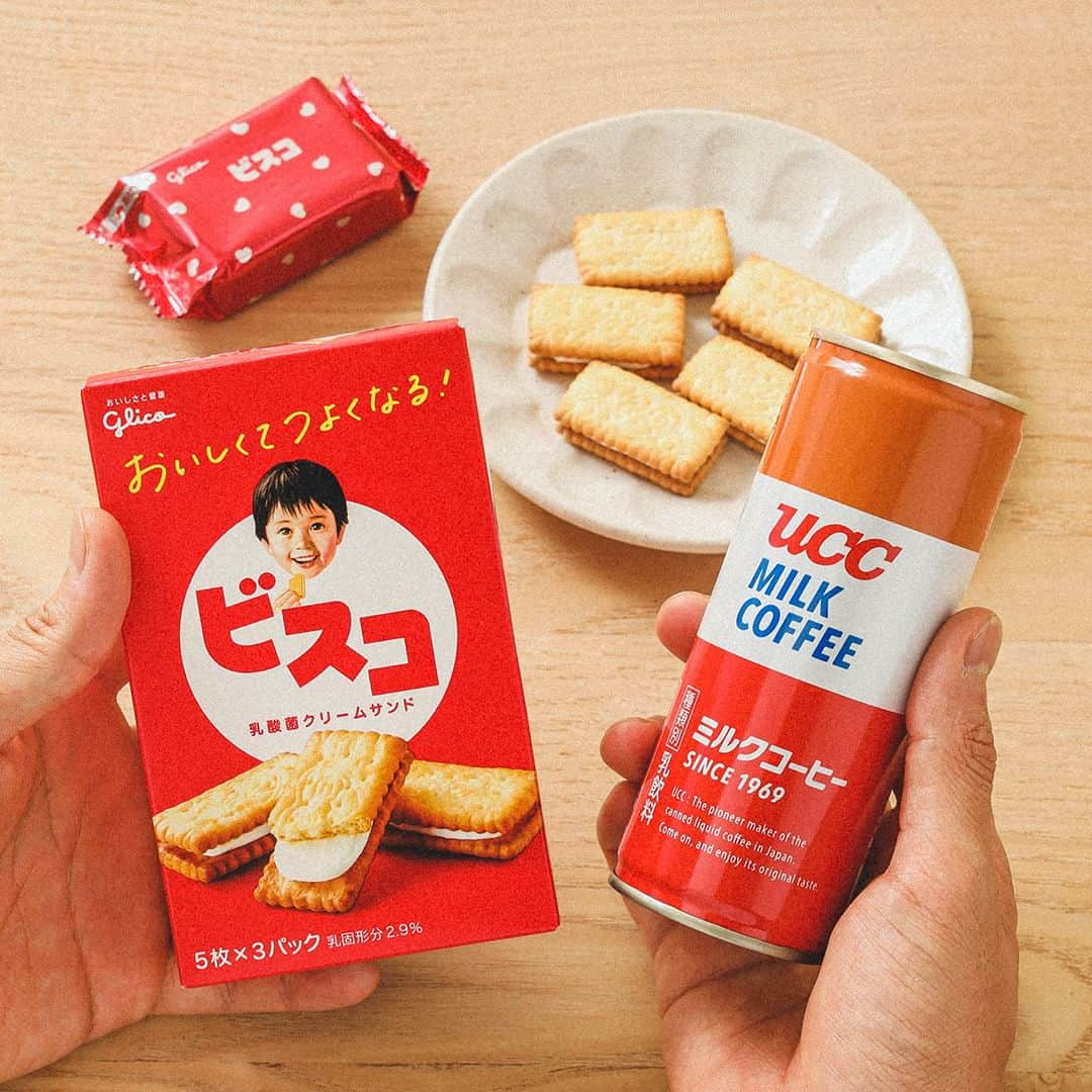 UCC上島珈琲のインスタグラム：「. ＼心ほっこりする組み合わせでコーヒータイム😌／ 食べたい！と思った方は「💗」をコメントしてね✨  幼い時よく食べていたビスコをスーパーで発見👀 なつかしいパッケージだ。母がいつも買ってくれていたな。  小学生の頃は、おかしとジュースが定番だったけど、 今日はミルクコーヒーと一緒に食べよう。  変わらない“おいしさ”はやっぱり安心するな…💭  ～～～～～ 変わらないおいしさをお届けしてきたロングセラーの組み合わせ、 「UCC ミルクコーヒー」と「ビスコ（ @bisco_cp ）」👏  定番のミルクコーヒーとやさしい甘さのビスケットに 癒される方も多いのでは❓😌  今日は子供から大人まで、楽しめるこのセットで コーヒーブレイクを過ごしてみてはいかがでしょう🤤  UCCは創業から、ビスコは発売から今年で90周年を迎えました✨ これからもみなさんに「おいしい」を届けるため、精進してまいります💪 ～～～～～  みなさんのコーヒーブレイクを #UCCのおいしい事実 をつけて教えてください👂  #豆村さんち #豆村さんちの父 #江崎グリコ #グリコ #ビスコ #ミルクコーヒー #90周年 #珈琲 #ブラックコーヒー #ホットコーヒー #アイスコーヒー #コーヒー #コーヒータイム #コーヒーブレイク #家淹れコーヒー #コーヒーのある暮らし #コーヒー好きな人と繋がりたい #コーヒー大好き #コーヒー豆 #コーヒー部 #coffee #ucc #ucc上島珈琲 #uccコーヒー」