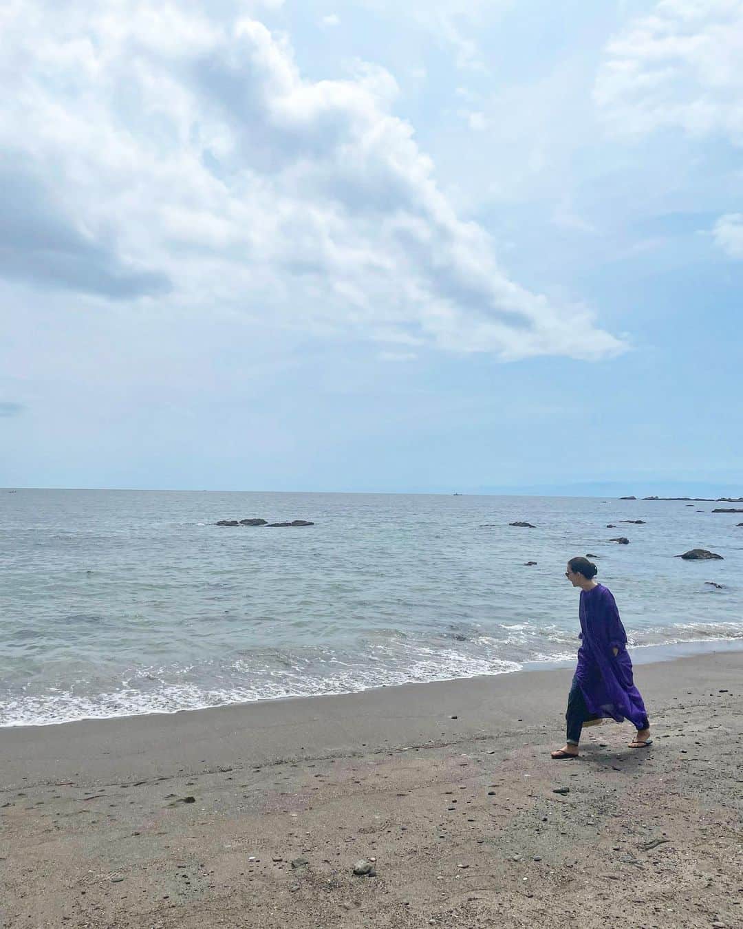 桐島かれんのインスタグラム：「海辺を歩いて、シラス丼が美味しい「ゆうしげ丸」へ。釜揚げシラスとマグロの二色丼、美味しかった！  #葉山ゆうしげ丸 #湘南葉山しらすゆうしげ丸」