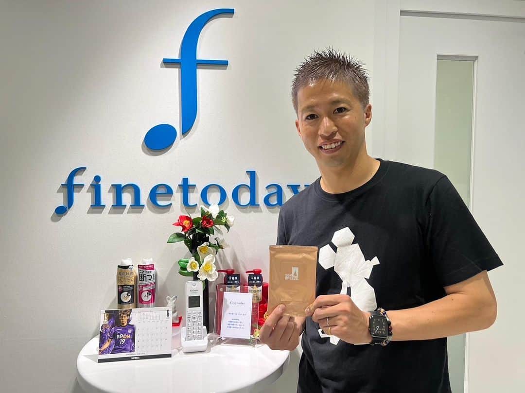 森崎浩司のインスタグラム：「6月24日マリノス戦⚽️  エディオンスタジアム正面入り口前 「シーブリーズ体感ブース」にて 15時よりシーブリーズ　フェイス&ボディシート先着3000名様にプレゼント🎁 ぜひお立ち寄りくださいませ😊 #サンフレッチェ広島 #finetoday」