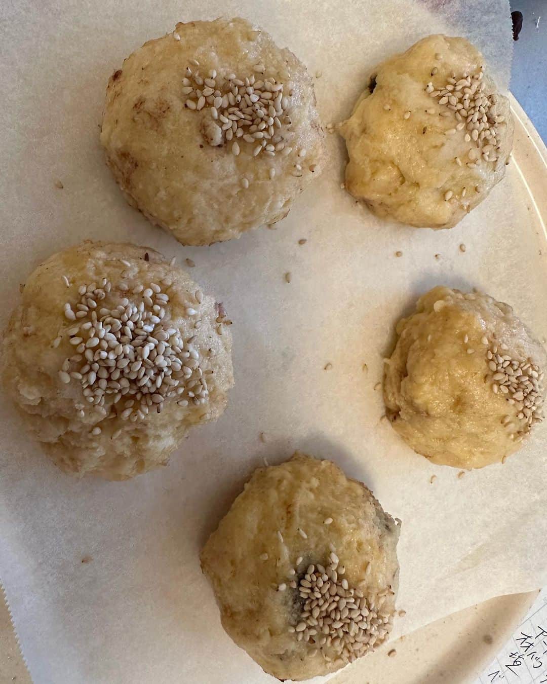 島香織さんのインスタグラム写真 - (島香織Instagram)「小麦粉とお砂糖を使わない低糖質のパンを焼いてみました❤️ ふわふわに仕上がりました。 焼きたてパンのいいにおい🥰」6月20日 15時07分 - simako405