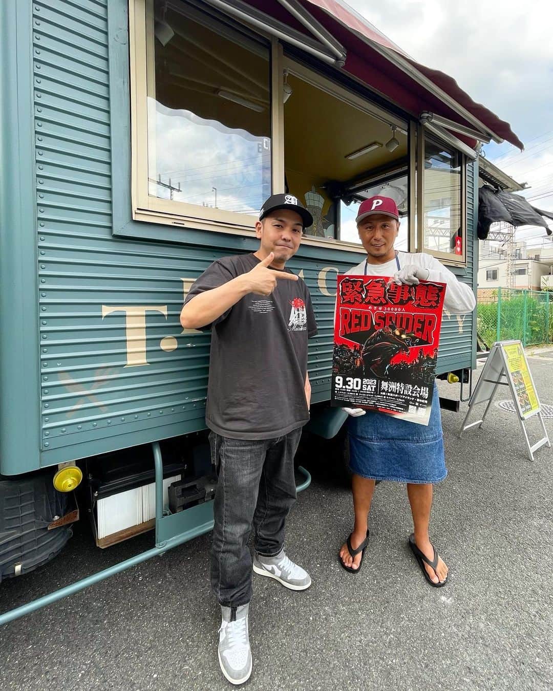 Juniorのインスタグラム：「寝屋川のめちゃくちゃ美味いホットドッグ @chillandspice_celery_curry   緊急事態に出店してくれるよ！  #ホットドッグ #緊急事態2023」