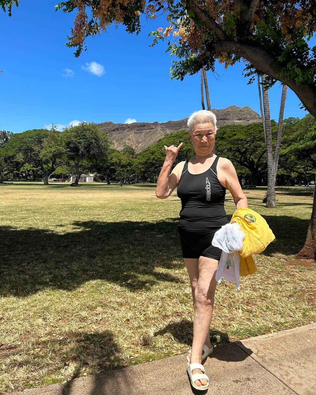 飯島寛子のインスタグラム：「3年半ぶりのハワイで大はしゃぎの母83歳！しばらくおります。よろしくね。 #親孝行 #ハワイライフ #海水浴」