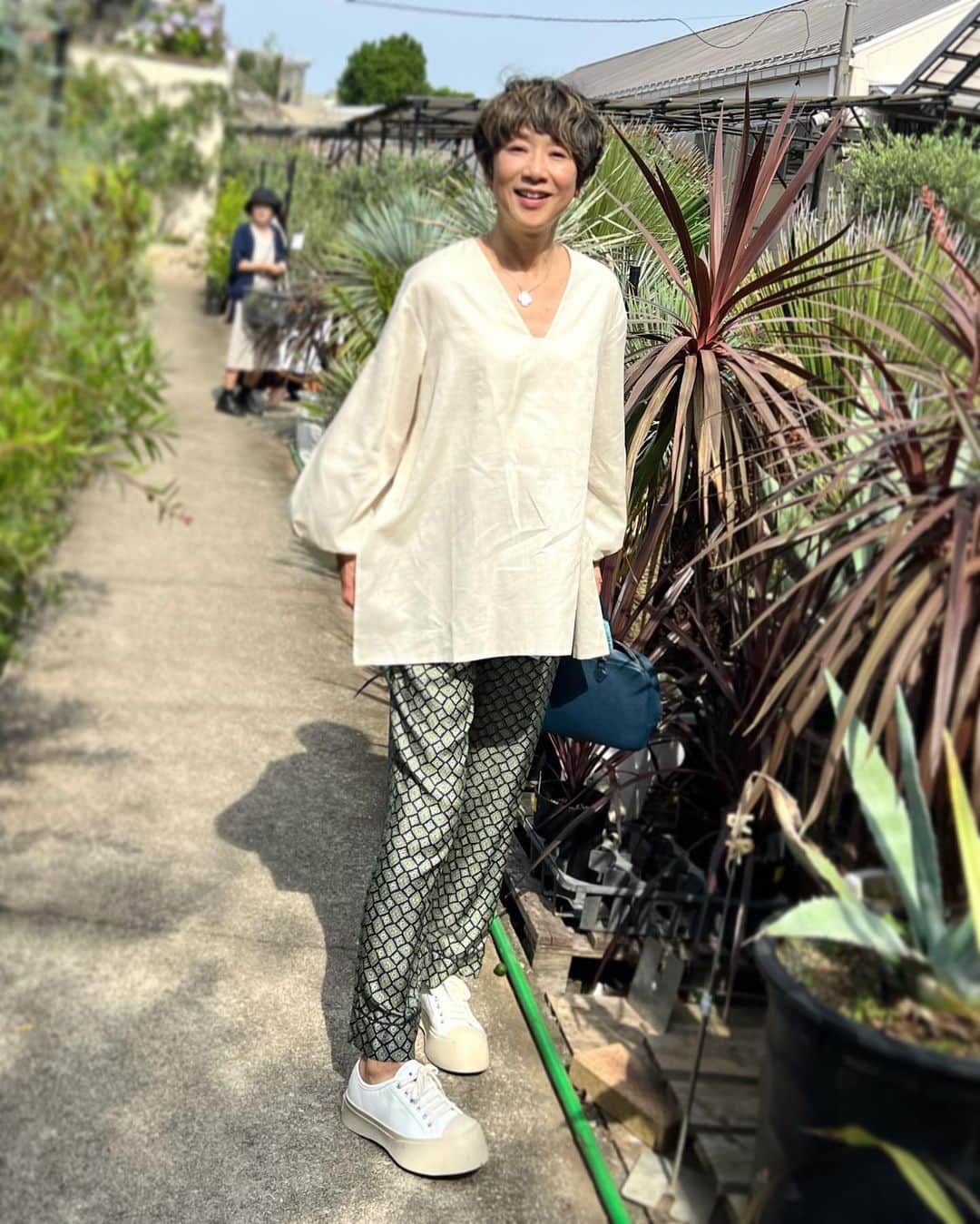 黒田知永子のインスタグラム：「. 何かもう１つ部屋に置きたくて観葉植物を見に…🪴🌵🌴 たくさんありすぎて迷う迷う🌀 欲しいものは色々あったけど今回は小ぶりなものを。優柔不断には危険な場所だね〜笑 懲りずにまた行きたいな❗️  blouse… @yunahica  pants… @prada  またパジャマパンツ笑 sneaker… @marni   #yunahica_chieko  #vネックチュニック #オザキフラワーパークに行ってみた #黒田知永子 #chiekokuroda」
