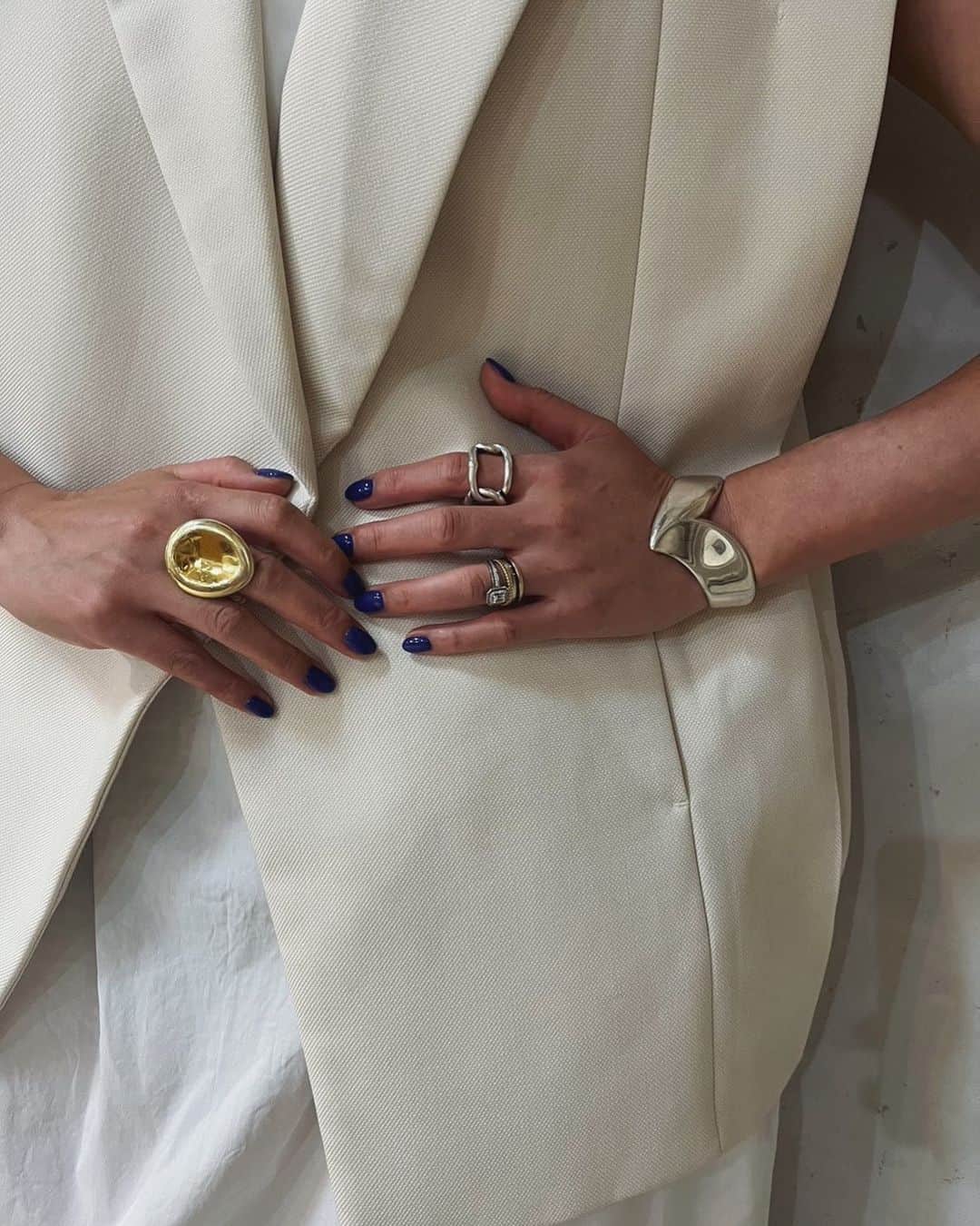 ジュジュのインスタグラム：「1点投入でも素敵だし、こうやってモリモリ着けても楽しいring...🤲  on order ✔︎  #AkariH#apparel#fashion akarih#akarihchic#アカリ#jewelry #accessory#pierce#earring#bracelet#necklace#choker#pendant #standard #costumejewelry#www.akari-h.jp」