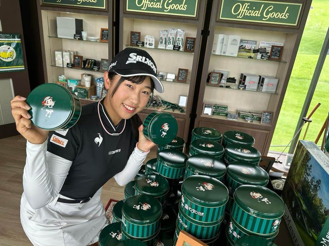 菅沼菜々のインスタグラム：「今週は#アースモンダミンカップ です🕊‪🌱‬  そこで、16番ホールのグリーン奥（クラブハウス目の前）のギャラリープラザに不二家さんとモンダミンカップのコラボ商品（🍪クッキー）が販売されています🎉♡  缶にスイングしてる🏌️‍♀️ペコちゃんがいて、中身は1つずつ梱包されているので、食べ終わったらすぐなにか入れられる収納にもつかえちゃいます💬📣  私も即購入しちゃいました( ¯ᵕ¯ )/ ♡♡♡  みなさんもぜひ私とお揃いにしませんか？🕊‪💚  #アースモンダミン #ペコちゃん #コラボ商品」