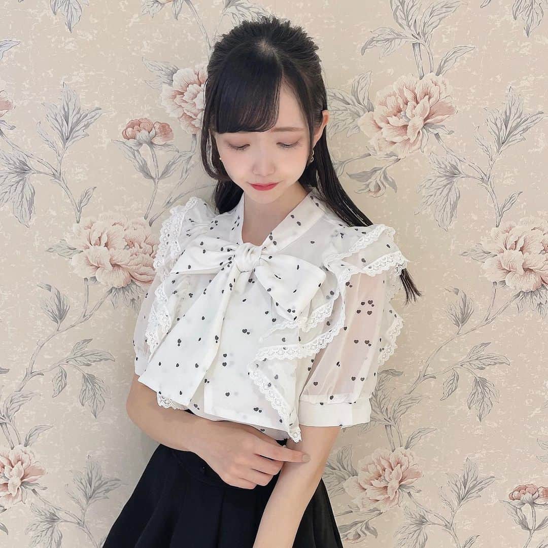 evelyn.coordinateのインスタグラム：「𝘕𝘌𝘞 𝘈𝘙𝘙𝘐𝘝𝘈𝘓  本日新作のブラウスが入荷致しました◡̈⃝︎⋆︎*  肩フリルにレースが付いており evelynらしく可愛い❤︎ 大きめのリボンもPoint!!  #オリジナルハートBS ¥6,900 #ダブルフレアSK ¥6,400  #エブリン#夏物コーデ#低身長コーデ #甘めコーデ#ガーリー#ガーリーコーデ #お出かけコーデ #モノトーンコーデ  #evelyn#coordinate #girly」