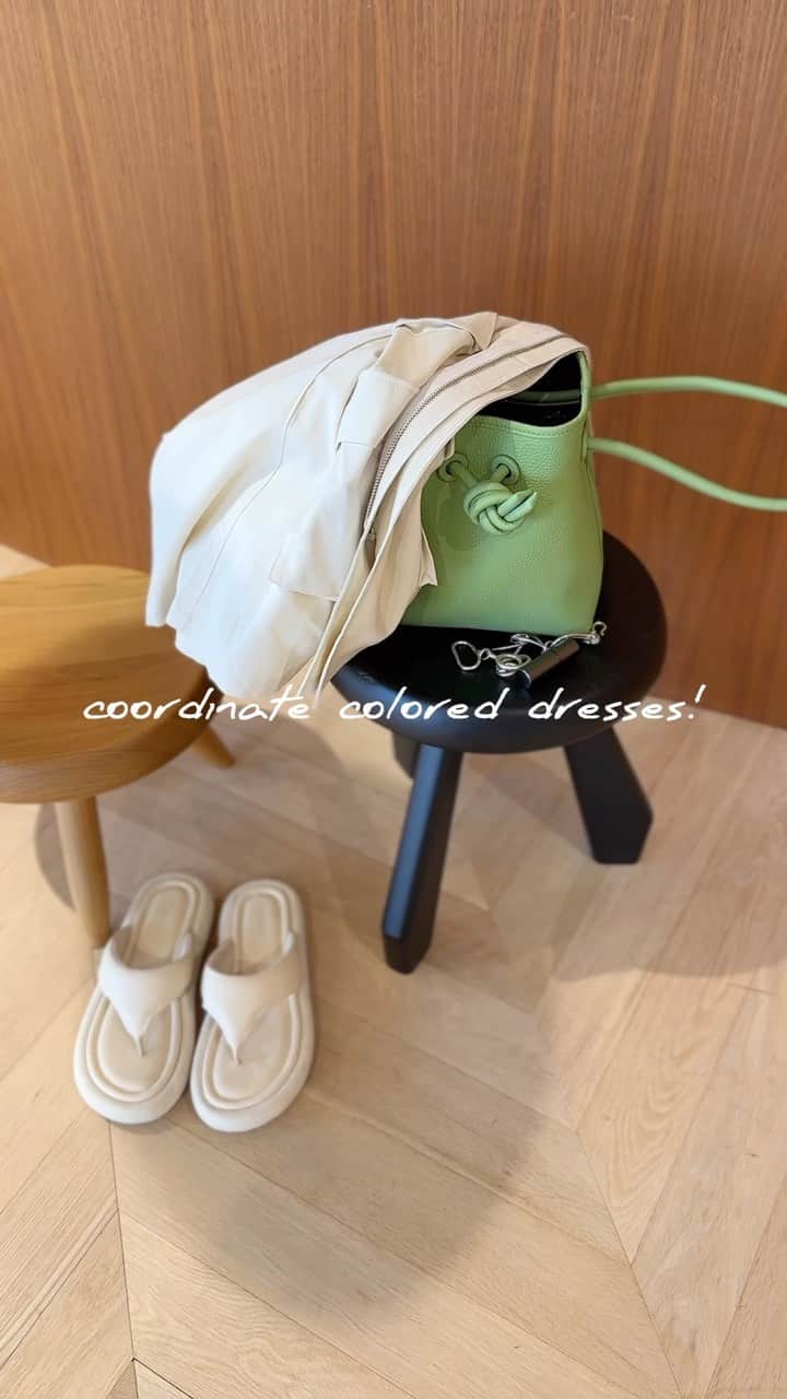 のインスタグラム：「アイスブルーのワンピースをコーディネート🩵 ベスト,サンダルを白で合わせて👡 アクセサリーはシルバー バッグでグリーンをプラスして🌿 ベストの襟があるからスッキリとまとめヘア リップはオレンジ系で🍊  #searoomlynn#カラーファッション」