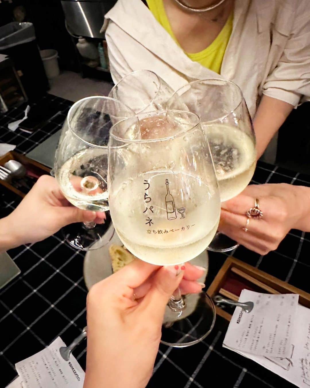 近藤夏子のインスタグラム：「🍞🥐🥯🥖🥪 パン飲み🔜パン飲み まさかすぎるコースw 楽しすぎた夜だから記録に残しておこう🖊️  @panena_utsubo  @teppan_yaki271  どちらもかなりおすすめ🍷✨ #パン飲み #パン #立ち飲み #大阪立ち飲み #大阪立ち飲み女子 #うらパネ」