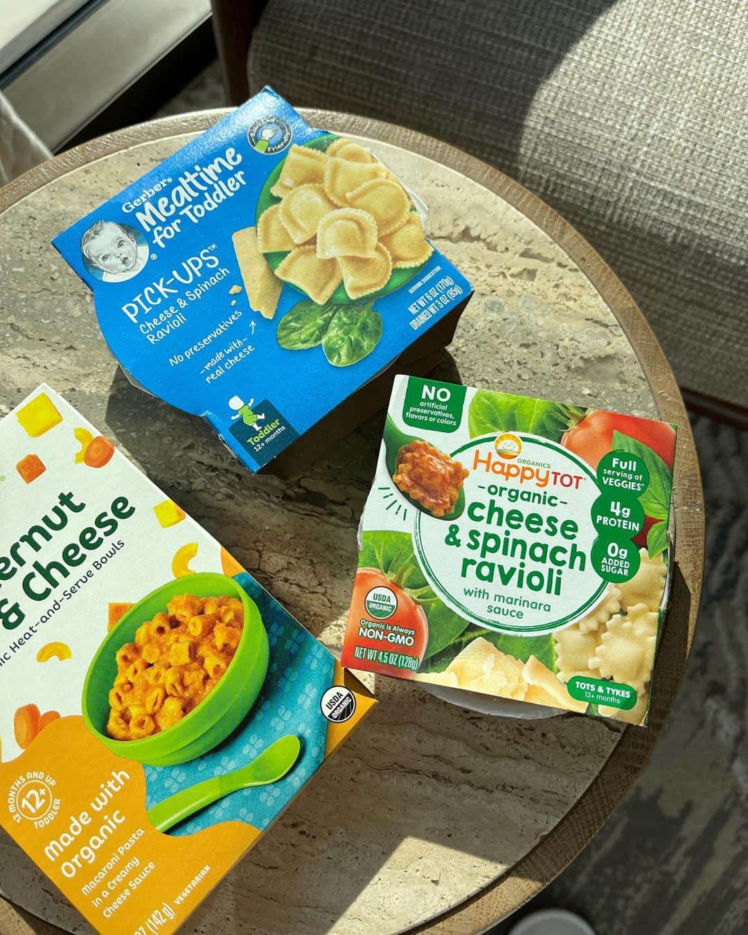 のインスタグラム：「質問の多かったハワイでのすずちゃんの食事について👧🏽  いつも通りBFやスムージーをいくつか持参し、あとはほぼ現地で調達！ バナナやパパイヤとかフルーツを食べたり、無添加のヨーグルトを買ってあげたり、イタリアンのごはん屋さんではパンやトマトを食べたり🍞🍅 プレーンのパンケーキをオーダーしたり🥞 クロワッサンを食べたり🥐（一応クロワッサンは1歳半以降〜OKみたい） ホテルの朝食ビュッフェでオムレツを焼いてもらったり🥚 つるとんたんのおうどんも一人前食べてた🤣 白米があるお店では白米を頼んで、ふりかけごはんにしたり🍚  あとは @musubi_cafe_iyasume のおにぎりにすごく助けられました🍙🫶  Waikikiのカリフォルニアピザキッチン、塗り絵セットプレゼントしてくれてありがたかった🥹✨ そしてシュリンプとズッキーニのスキャンピー美味し過ぎたので、ぜひ食べてほしい🍤💕 ズッキーニってこんなに美味しかったっけってびっくりする🫢🥒  BFやスムージーやおやつはアラモアナにあるWalmartが断然種類豊富で安かったのでおすすめです〜🥰 バナナも安かった🍌💕 色んなオーガニックのスムージーとかあって楽し過ぎた🩷 海外のスムージーはパケも可愛いし容量も多いからお土産にも🫶 すずちゃんはラビオリ気に入って食べてました☺️  #1歳女の子#1歳7ヶ月#ママライフ#女の子ママ#子育て#育児記録#海外移住#フィリピン移住#海外子育て#海外で子育て#ハワイ旅行#子連れハワイ#離乳食完了期#幼児食#19months」