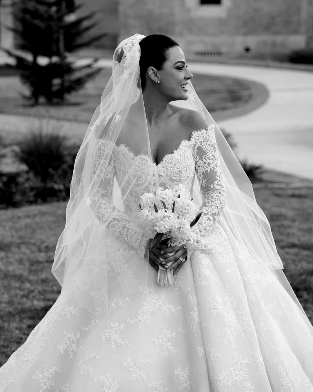 Steven Khalilさんのインスタグラム写真 - (Steven KhalilInstagram)「Classic romance of our beautiful bride Amenda's custom couture STEVEN KHALIL gown. Beautifully captured by @imagehausweddings ​​​​​​​​​ #stevenkhalil #stevenkhalilbride #weddinggown #bridal」6月20日 7時02分 - steven_khalil