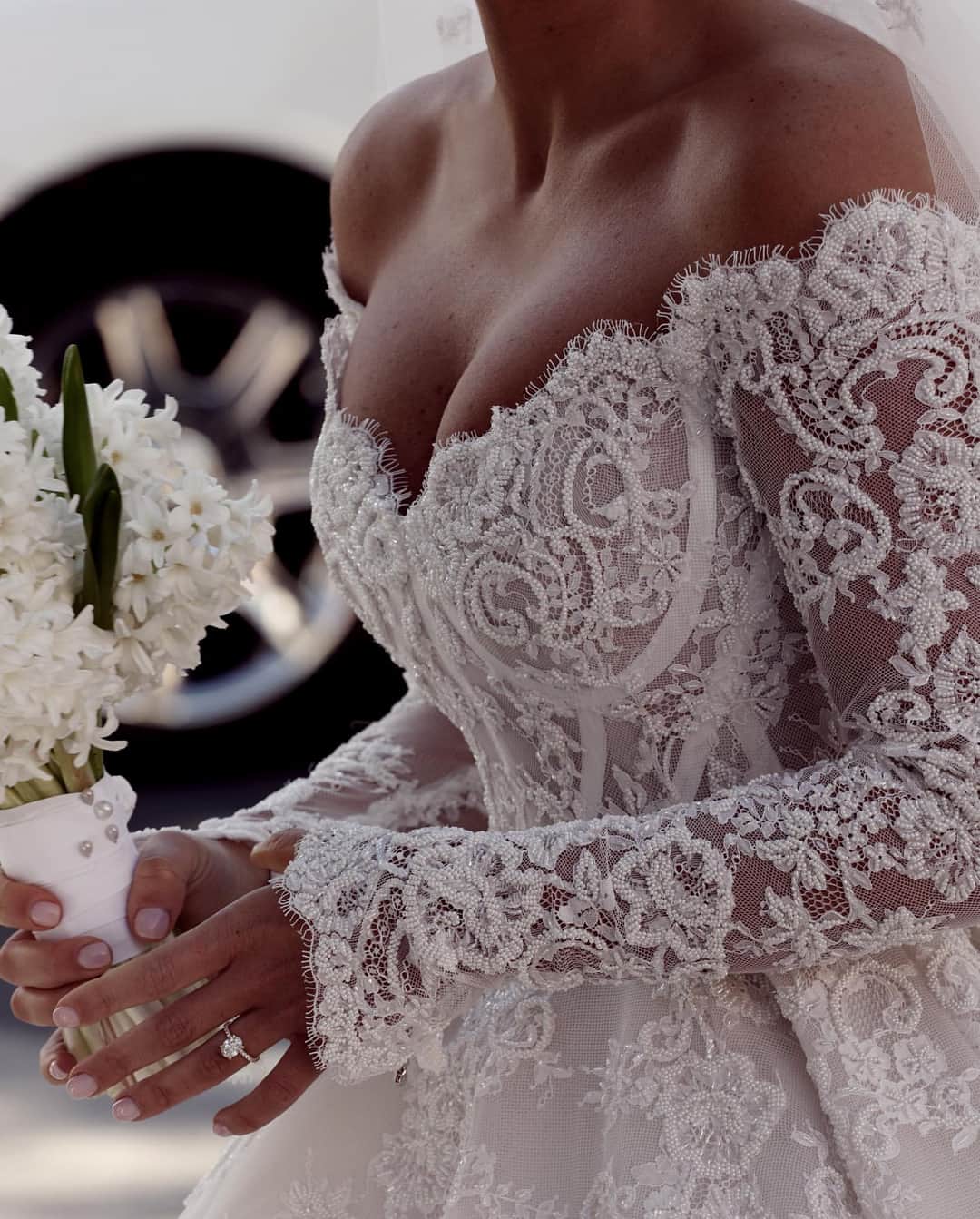 Steven Khalilのインスタグラム：「Classic romance of our beautiful bride Amenda's custom couture STEVEN KHALIL gown. Beautifully captured by @imagehausweddings ​​​​​​​​​ #stevenkhalil #stevenkhalilbride #weddinggown #bridal」