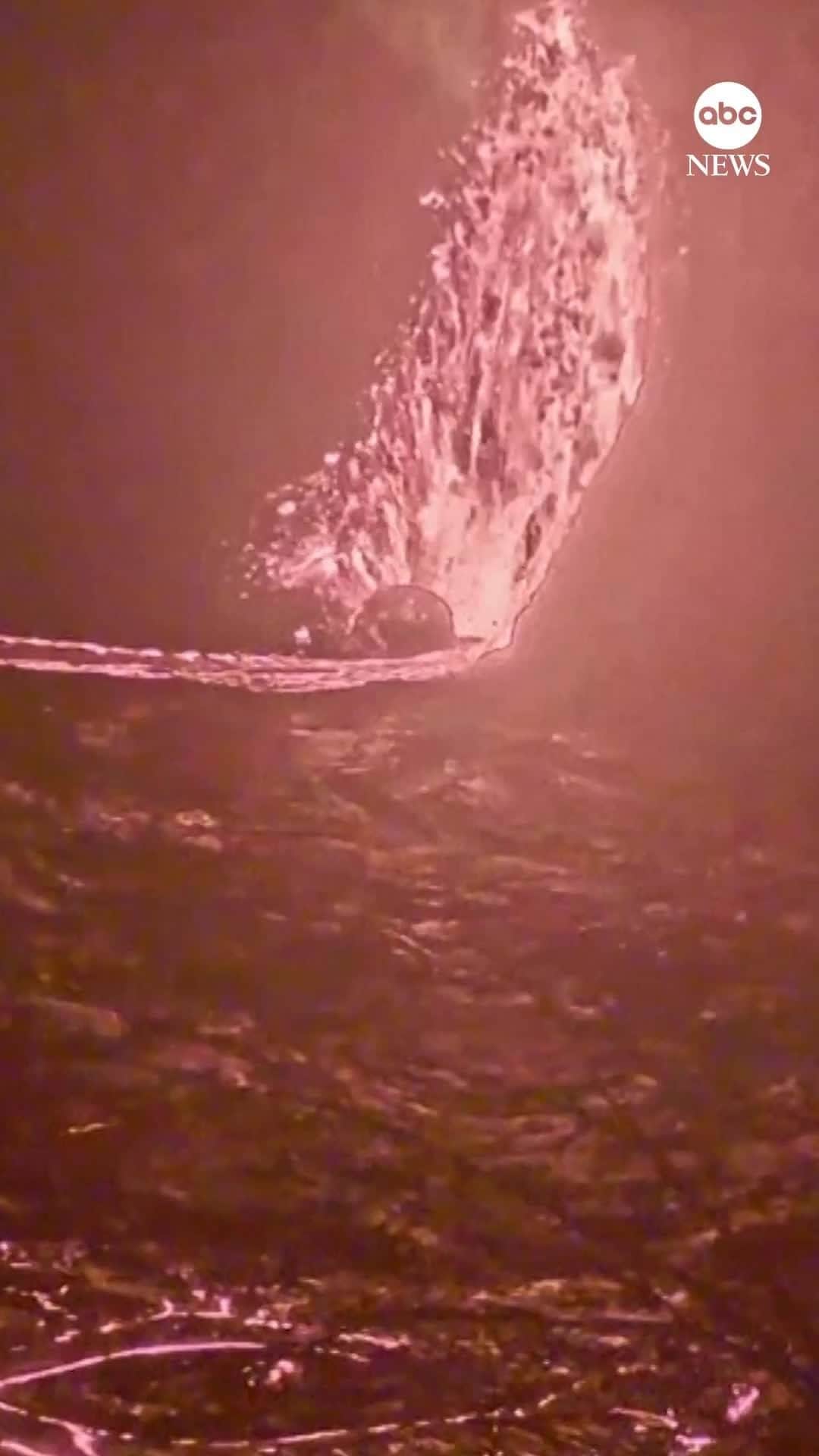 ABC Newsのインスタグラム：「Nighttime footage captures Kilauea, the second largest volcano in Hawaii, continuing its eruption in Hawaii Volcanoes National Park.  It began erupting on June 7 after a three-month pause. MORE AT LINK IN BIO.」