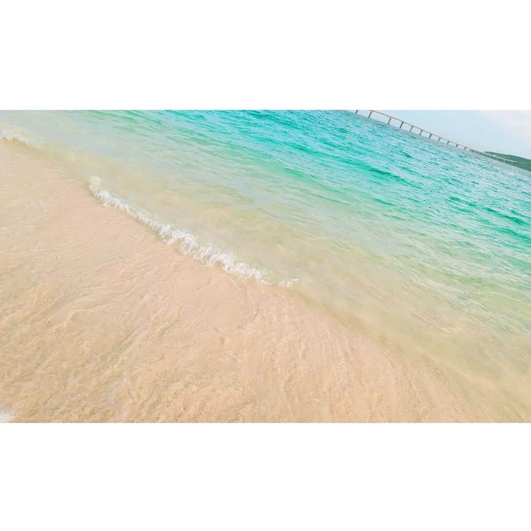 みさこさんのインスタグラム写真 - (みさこInstagram)「宮古島旅行・1日目前半🏝  まずは与那覇前浜へ直行！  とにかくめちゃめちゃに暑くて、ようようちゃんと合流してすぐ「とりあえず海行こ」と完全なる意見の一致。  そしてこのエメラルドブルーの海だからこそどうにかなる、我らの浮かれ倒した蛍光色のスイムウェアが、楽しげな旅の始まりを告げている感じがある👙  この日はこの後でまた着替えて、別の水着も着てたりします。(次の投稿に載せる！)  ちなみに、私は3着、ようようちゃんは7着も水着持って来てました…4日間の旅なのに…。最初からほぼ水着下に着て過ごすだろうと、何も話合わせてなかったのにふたりとも普通のインナーをほとんど持ってきてなかった😂  気持ちよい風と透き通った波に触れながら、宮古島を感触と香りで感じた日中でした🌊✨  #よよみさ #宮古島 #女子旅 #swimwear」6月20日 7時08分 - skcmisako