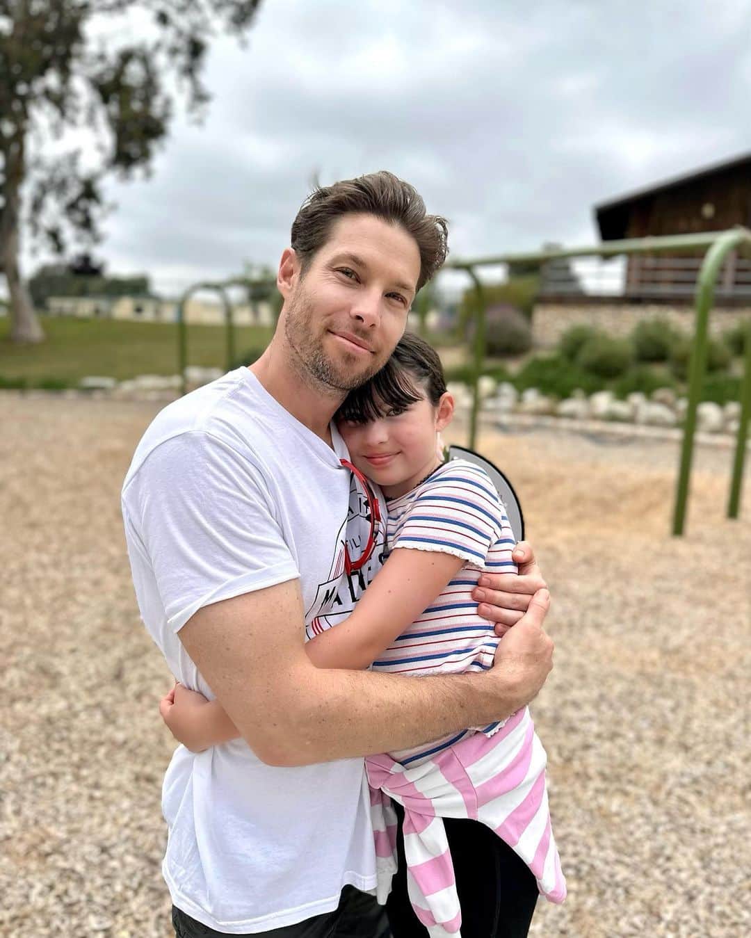 Chadd Smithさんのインスタグラム写真 - (Chadd SmithInstagram)「Father’s Day weekend wrap up 🤖🤌🏼 bike rides✅ beat borderlands 3 with mini me✅ bbq with the Big Man✅ tossin around the pigskin✅ dad jokes delivered from daughter 🦾🤡」6月20日 7時14分 - maddchadd