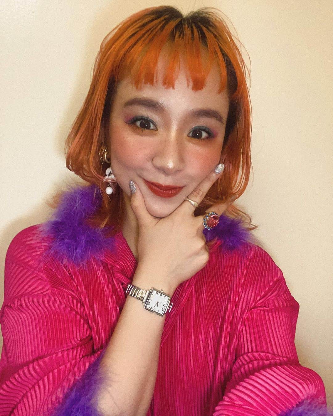 もものインスタグラム：「ツアー #紆余曲折集会 のメイク💄 毎回変えちゃってたけど、だいたいこんな感じでした✌️  派手メイクが いと、はろり⤴︎⤴︎です  何枚目が、はろり？？？？🥳💘🔆」