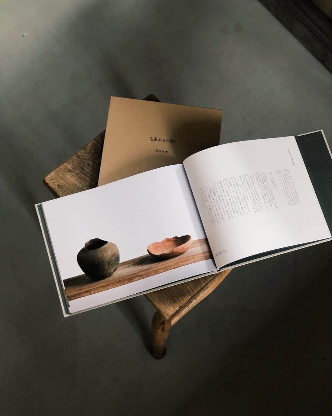 nostos booksのインスタグラム：「本日は坂田和實の遺著『古道具もの語り』、イームズ・ラウンジチェアの写真資料集、岡秀行の名著『包 Tsutsumu』、スティグ・リンドベリの作品集、深澤直人のエッセイ集など42冊を入荷しました。  オンラインストアへは商品タグをタップ◯ 　 入荷本からおすすめ10選  ----------  1冊目 『古道具もの語り』 東京目白にあった「古道具坂田」店主・坂田和實による、東海道新幹線の車内誌に連載された記事をまとめたエッセイ集。2022年に亡くなった坂田和實の遺著でもある本書では、硝子や埴輪のトルソー、おもちゃの車、ヨーロッパの瓦など、目利きの選んだ品々を美しい写真とともに掲載。骨董や工芸という垣根にとどまらない坂田の審美眼は、現代日本の生活文化に大きな影響を与え続けている。 新刊書籍。  ----------  2冊目 『The Eames Lounge Chair: An Icon of Modern Design』 ミッドセンチュリーのデザイン界で影響を与えた、チャールズ＆レイ・イームズ夫妻によってデザインされた「イームズ・ラウンジチェア」の写真資料集。広告や製作過程などの写真、未発表のドローイングほか200点以上の図版を収録。  ----------  3冊目 『包 Tsutsumu』 日本の伝統パッケージ・包装を特集した写真集。パッケージデザインを「包む」という行為から振り返り、生きることや日本の自然観が顕現する媒体としての「包装」の意味を問い直す。  ----------  4冊目 『Stig Lindberg: Tusenkonstnaren』 スウェーデンを代表するデザイナーの一人、スティグ・リンドベリの作品集。ドローイングや絵画、陶磁器への絵付け、オブジェ、食器、絵本、テキスタイルなど幅広い作品を写真とテキストで収録。心を華やかにするデザインの数々とともにリンドベリの軌跡を辿る一冊。  ----------  5冊目 『父の有り難う』 金工家・長谷川竹次郎が自ら手がけた、ふたりの子供たちへの贈り物をまとめたもの。1歳の娘に贈った鳥のモビール、5歳の息子に贈ったパチンコ台、13歳から15歳まで2人に贈った銀の飯碗と箸。20歳になったときに最後に贈った茶箱まで、親子の間で流れたあたたかで愛おしい時間がテキストと美しい写真から滲む。テキストは妻である長谷川まみ、撮影は小泉佳春、デザインは山口信博、山口美登利、大野あかりによるもの。   ----------  6冊目 『ふつう』 プロダクトデザイナー・深澤直人のエッセイ集。『d long life design』、『d design travel』での15年にわたる連載をまとめたもの。時計、カッター、犬、川の景色、"ふつう"をデザインしてきたた深澤直人の考える、あらゆる"ふつう"について掘り下げた一冊。  ----------  7冊目 『デジタル・ドリーム ソニーデザインセンターのすべて』 ソニーのインダストリアルデザインをまとめた資料集。大衆文化に多大な影響を与えたソニー製品の特徴、変遷、哲学などを紹介しながら、今後の当企業における技術的・美的ビジョンを考察する。   ----------  8冊目 『日本の染織』 日本の伝統「染織」をまとめた写真資料集。「染織の美」「人とふるさと」「がらと色」の第三部構成で大判の写真とともに解説を収録。古くから伝わる染の美しさ、失われつつある手仕事など、日本の伝統を守るための資料として貴重な一冊。写真は岩宮武二によるもの。  ----------  9冊目 『バウハウス展 ガラスのユートピア』 2000年に開催された、デザインの教育機関・バウハウス関連作品展の図録。モホリ＝ナジら教育者や出身者によるペインティングやフォトグラム、グラフィックデザインなどの作品のほか、学生生活の様子もカラーおよびモノクロで収録。  ----------  10冊目 『神々のかたち 仮面と神像 国立民族博物館10周年記念』 1987年にサントリー美術館で開催された展示の図録。国立民族学博物館開館10周年を記念し、収蔵品の中から仮面と神像に焦点を当て集められた約200点を収録。オセアニア、アフリカ、アジア、アメリカ各国の文化による違い、あらゆる造形の民族芸術を写真とテキストで掲載。   ----------------------  店舗情報はこちら @nostosbooks  ----------------------  オンラインストアは毎日19時更新○  ----------------------  #坂田和實 #nostosbooks #ノストスブックス #祖師ヶ谷大蔵 #砧」