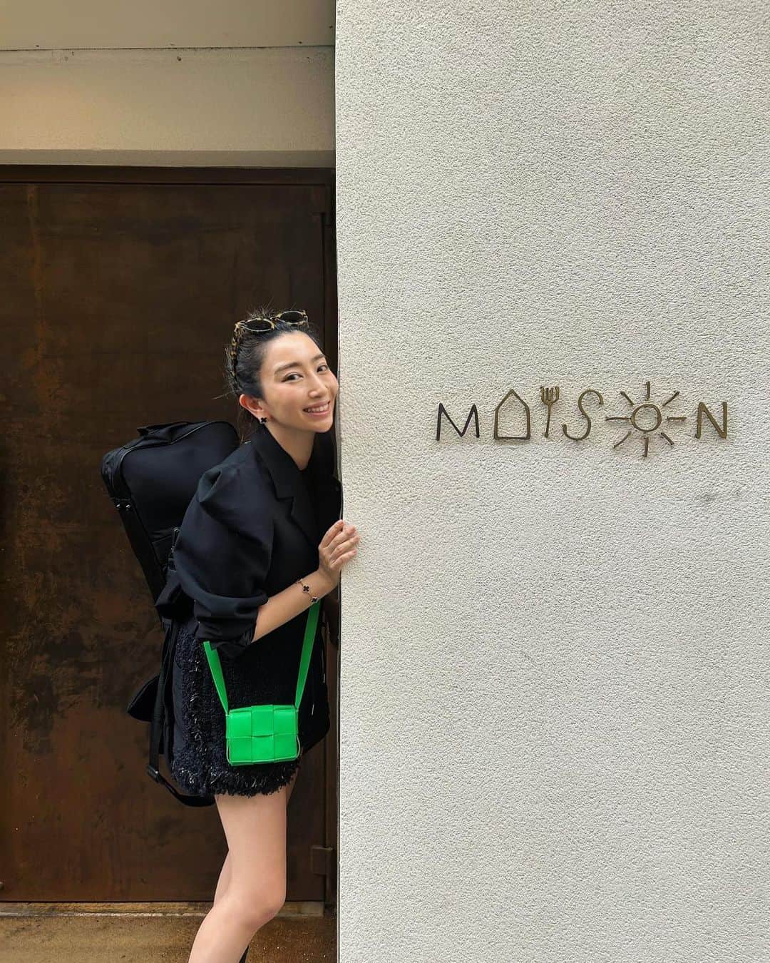 木嶋真優のインスタグラム：「パリ最終日🇫🇷✈︎前にギリギリ行けた @maison_sota 同い年のシェフの渥美創太さんが独立したレストラン。 友達に独立前のcrown barを紹介してもらってからパリに住んでいた時に1人でも通っていたので 今回バタバタしていたので無理かなと思っていたけど 行かせてもらうことができて嬉しい。ありがとうございます。 レストランはとにかくモダンで 若いフランス人もたくさん。満席。 内容は全て載せていないけど やっぱりすごかった。 それ以外言葉が見つからない。 行けてよかった。 厳しい海外で活躍する同い年のシェフに全ての細胞が感化された数時間。私も頑張ろう。 #paris #restaurant #food」