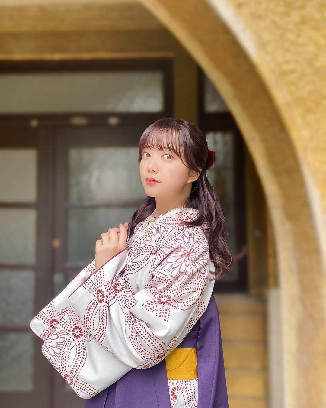 伊藤彩沙のインスタグラム：「時は大正ロマネスク🎵🎵 #わいコレ のソロカットで袴姿になりました🌸 はいからさん気分でめちゃくちゃテンション上がった〜〜👆 華優希さんリスペクトの髪型で、初演のくるくるハーフアップにしました✨ まだまだまだ見ぬ自分を見てみたい〜〜」