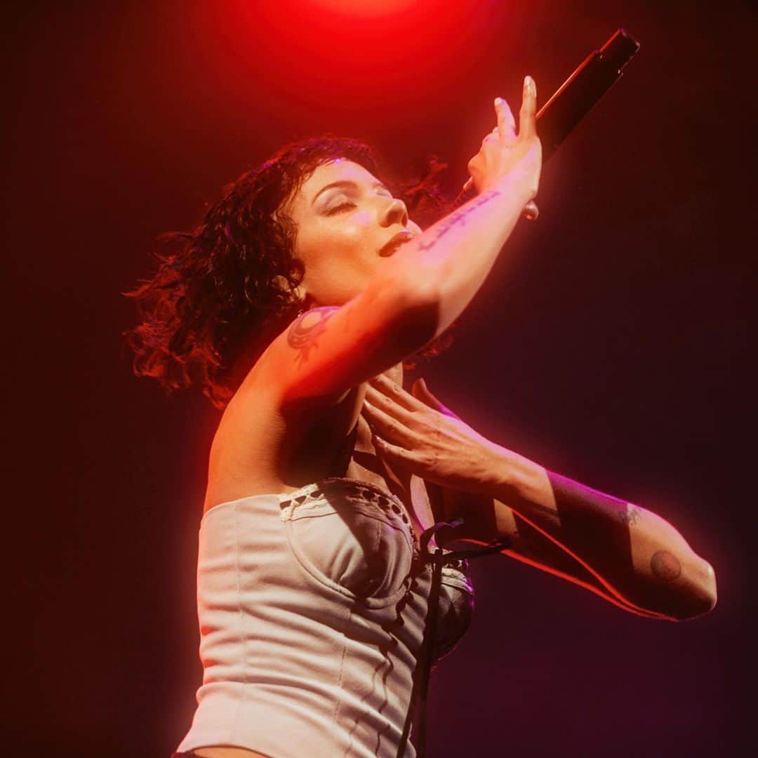 Halseyのインスタグラム：「Groundbreaking and History Making show in Bahrain last week. First ever summer concert (and during Pride at that!) and a first for foreign female headliners. 💪🏼 the crowd was unbelievable, SO much energy. Thank you for having me!   pics @yasi」