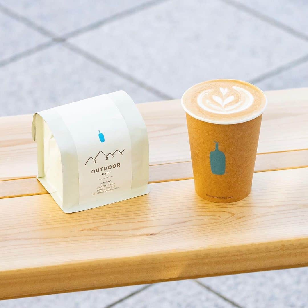 Blue Bottle Coffee Japanさんのインスタグラム写真 - (Blue Bottle Coffee JapanInstagram)「ブルーボトル コーヒートラック 警固神社でご用意している新発売の限定アイテムやオリジナルアイテムを一足お先にご紹介💙⁠ ⁠ 今回、コーヒートラック限定アイテムとして「キーチェーン - コーヒートラック -」が新発売となります！⁠ ⁠ 日本各地に赴き、ブルーボトルのおいしいコーヒー体験をお届けしているおなじみのコーヒートラックをモチーフにしたキーチェーンは、シンプルなロゴやテイクアウトカップのチャームがキラキラと輝くデザインなので、自宅の鍵やお気に入りのバッグなどに付けて毎日持ち歩きたくなるようなアイテムです✨⁠ ⁠ コーヒートラックでしか販売していない限定アイテムなので、ぜひ警固神社にお越しいただいた際はチェックしてみてくださいね♪⁠ ⁠ ⁠ その他にもアウトドアでのコーヒー体験をさらに特別なものにしたい、という想いから開発された「アウトドア ブレンド」コーヒー豆(200g)や、お手軽にブルーボトルのコーヒーが楽しめる「インスタントコーヒー」などもお買い求めいただけます！⁠ ⁠ ぜひ、ここでしか買えないアイテムをゲットしてみてくださいね💙⁠ ⁠ ⁠ ーーーーーーーーーー⁠ ブルーボトル コーヒートラック 警固神社⁠ 期間：2023年6月26日(月)〜7月23日(日)⁠ 場所：〒810-0001 福岡県福岡市中央区天神2-2−20 警固神社 境内⁠ 営業時間：10:00−18:00⁠ ーーーーーーーーーー⁠ ⁠ ※悪天候の際などに営業日や時間が変更となる場合がございます。最新の情報はブルーボトルコーヒー 公式 Twitter (@ bluebottlejapan) をご覧ください。⁠ ⁠ ⁠ ⁠ #ブルーボトルコーヒートラック⁠ #警固神社⁠ #ブルーボトルコーヒー⁠ #BlueBottleCoffee」6月20日 8時02分 - bluebottlejapan