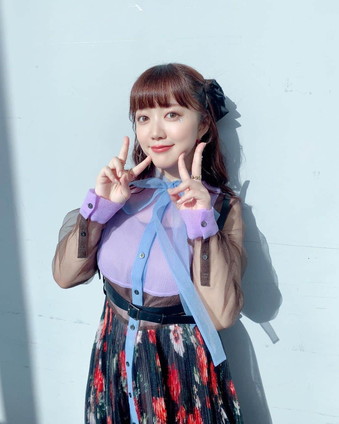 伊藤彩沙のインスタグラム：「❤️声優紅白合戦🤍 華やかでいつもの私の好きなテイストを入れつつ、どこかひとつカッコいいハードな要素が欲しいです！とお願いしたの衣装✨ メイクはキラめき〜なスターな感じにしてもらいました🌟🌟 豪華な一日だったなあ…✨ 前日に横浜スカイスパ行けたのも最高でした✌️好きなサウナトップ3に入るな。」