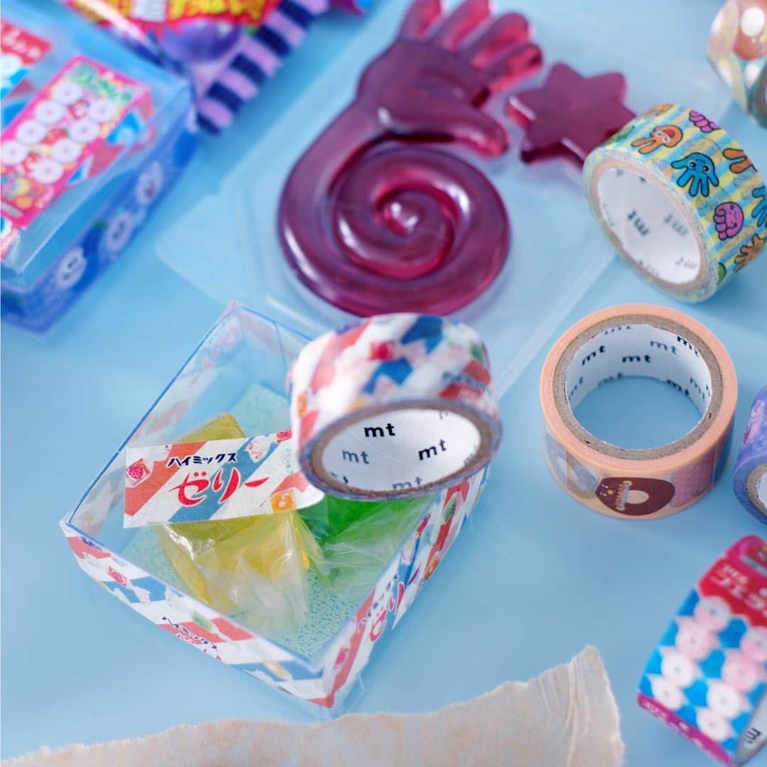 mt masking tapeさんのインスタグラム写真 - (mt masking tapeInstagram)「🍭🍬🍭 2023 SUMMER  NEW DESIGN DEBUT！！！  ◎mt × dagashi  愛され続ける国民的駄菓子ブランドとmtの 夢のコラボレーション第2弾！  大好きなあの味、あのキャラクターがそのままマスキングテープになって手のひらに！ 「フエラムネ」「ヤングくん」など心くすぐるデザインに駄菓子好きな子どもから大人までハートを鷲掴みにされること間違いなし！  2023SS新商品はこちらからご購入いただけます。 https://www.masking-tape.jp/lineup/special/2023summer/  現在、「mt LIFE STORE」ではリニューアルキャンペーンを実施中です。mtメンバーズ会員登録で全員に限定テープが貰えるクーポンプレゼントいたします。ぜひこの機会にご利用ください。 https://shop.masking-tape.jp/cp/renewal/  #マステ沼 #カモ井加工紙 #カモ井 #kamoi #mtマスキングテープ #mtmaskingtape #カモ井加工紙株式会社 #マステ好きな人と繋がりたい #文房具好きな人と繋がりたい #マスキングテープ活用法 #マステ活用法  #マステ #新商品  #駄菓子」6月20日 8時01分 - mt_masking_tape