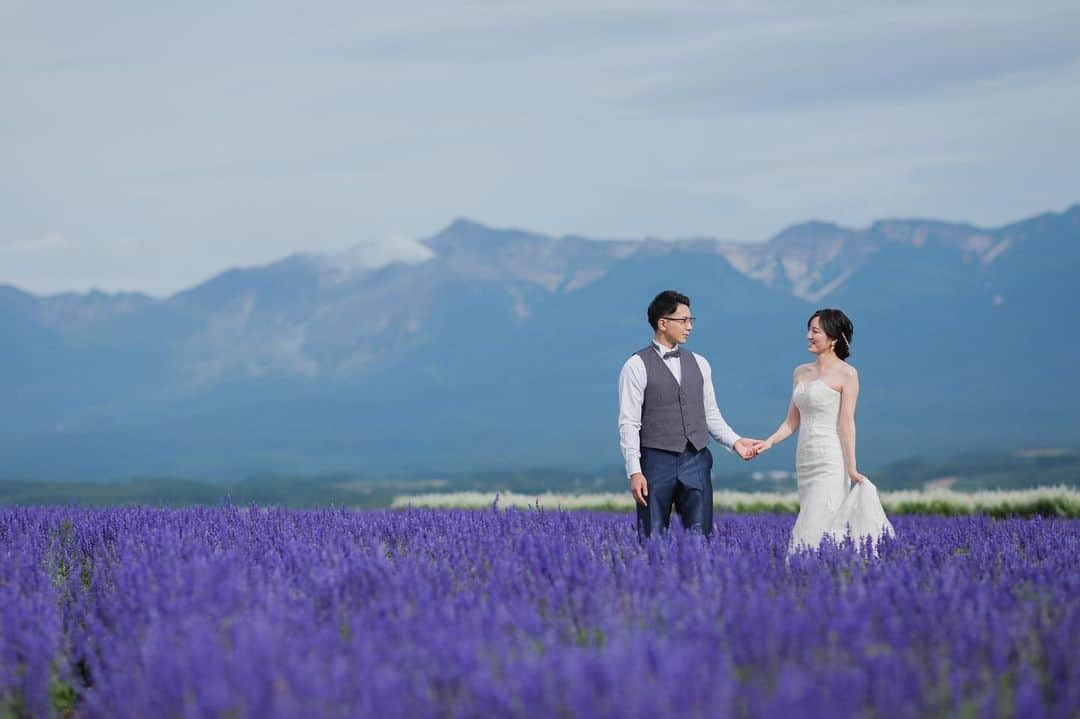 STUDIO SOLAのインスタグラム：「⁡ 【北海道の大自然で最高のフォトウェディング🌸】  8月9月は【ブルーサルビア】といわれるお花が見頃を迎えるので大人気✨✨まるでラベンダー畑のような一枚が😆 何種類もある花畑でのロケーションは圧巻です♫  フラワーランドで思い出に残る撮影しませんか！？ 8月9月撮影絶賛受付中😀  毎年大好評の 北海道スタジオSOLAが 2023年は6月〜10月で期間限定OPEN☀️  ⁡ 詳しくは最寄りの店舗までお電話またはメールにて お気軽にお問い合わせ下さい✨ ⁡ お問い合わせはお早めに♫ ⁡ ⁡ デコルテ公式アカウント ▷▷ @decollte_weddingphoto ⁡ スタジオアクアSOLA ▷▷ @studiosola_hokkaido  ⁡ ⁡ #d_weddingphoto #デコルテフォト #スタジオソラ #美瑛前撮り　 #スタジオSOLA #北海道ウェディング　 #撮る結婚式 #ウェディング #ウェディングフォト #フォトウェディング #道産子花嫁　 #札幌花嫁 #プレ花嫁 #卒花嫁　 #関東花嫁 #リゾートウェディングフォト #花嫁準備 #前撮り #後撮り #結婚式 #結婚式準備  #ヘアメイク #洋装前撮り #和装前撮り #ドレス試着 #北海道前撮り  #ウェディングフェア #プレ花嫁さんと繋がりたい #全国のプレ花嫁さんと繋がりたい #日本中のプレ花嫁さんと繋がりたい」