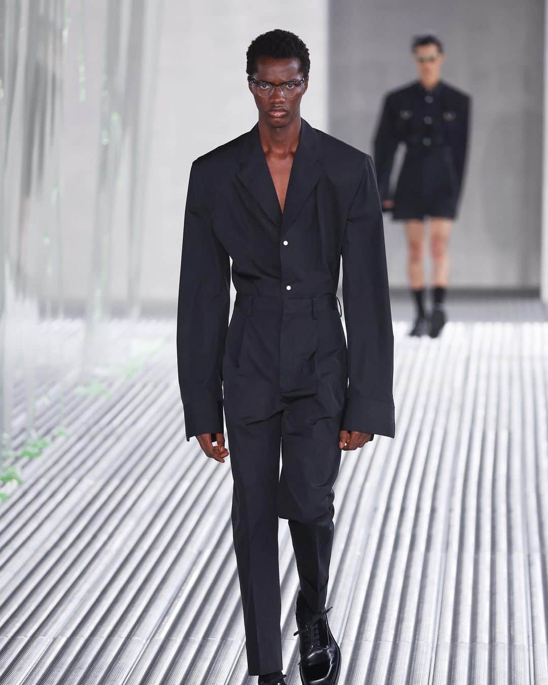 Fashion Weekのインスタグラム：「Milan Men’s Fashion Week has officially wrapped, with a week full of collections showcased by some of the largest names in the industry. From Prada’s “Fluid Forms” and 1940's structured silhouettes to bright and colorful textures by #JWAnderson, here’s a roundup of some of the highlights of #MFW Menswear S/S 2024.」