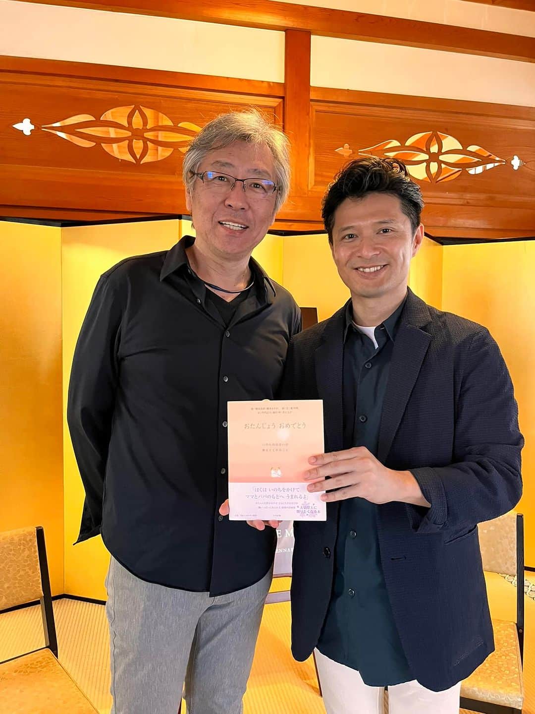橋本昌彦のインスタグラム：「LIFEいのちの原点ともいうべき作品 詩画集『おたんじょうおめでとう』  その詩画集に素敵な文章を添えて下さいました 産科医の竹内正人先生とソーシャルワーカーの井上文子さんとご家族の皆さんが 高野山金剛峯寺奥殿にお越し下さいました😌  医学界の先生方も沢山お越し頂いています 竹内先生からも、いのち展をご覧頂きながら医学の視点から色々とお話し下さいました。  世界遺産高野山金剛峯寺  弘法大師空海 生誕1250年記念祭 特別企画 通常非公開　特別室『奥殿』での開催は 残り6日間のみとなりました  特別サイト https://www.life-planetarium.com/koyasan」