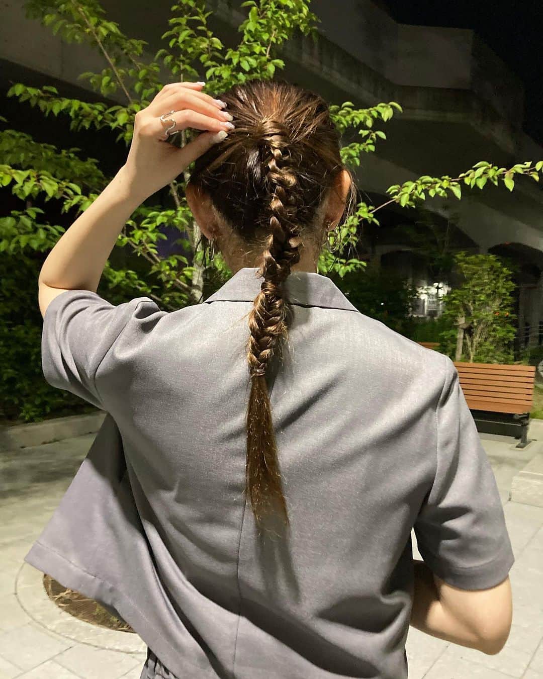 のインスタグラム：「髪の毛🖤  #ヘアアレンジ　#hair #hairstyle #あみおろしアレンジ #お呼ばれヘア #簡単ヘアアレンジ #髪型アレンジ #韓国　#韓国っぽ　#韓国ヘア #あみおろしアレンジ #美容室　#おめかし #グレー　#nagasaki  #長崎　#アナウンサー　#30代ヘアスタイル」