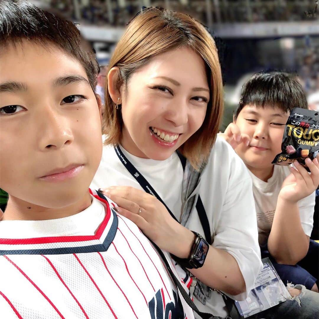 川野友美さんのインスタグラム写真 - (川野友美Instagram)「サッカーだけじゃなく野球も行くよ⚾️ ⁡ ⁡ 野球はもっぱら神宮球場！ 子供たちがヤクルトファンなんでね✨ とはいえ今年は弱すぎ😩 でもまぁこの時期の夜は風が気持ちいいから良きです☺️ ⁡ ⁡ この日は仕事終わりにダッシュで向かい、なんとか間に合いましたー🤣 疲れてたし、暖かかったので、 観戦しつつ飲みまくってた気がする😇 ⁡ ⁡ そんな酔っぱらいかーちゃんに絡まれて冷たい目の子供たちがこちら💁‍♀️ でも、なんだかんだ写真一緒に写ってくれるあたりまだ可愛いです😄 ⁡ ⁡ この日もバッチリ負けました🫠 ⁡ ⁡ さ、次の観戦はまた来月かなー✨ ⁡ ⁡ ⁡ ⁡ ⁡ ⁡ ⁡ #今日のコーデ #ootd #今日のコーディネート #39grammer #インスタグラマー  #公式サンキュグラマー #男の子ママ  #二児ママ  #2人育児  #兄弟  #model  #プチプラ #オシャレさんと繋がりたい  #写真好きな人と繋がりたい  #料理好きな人とつながりたい  #犬好きと繋がりたい #撮影依頼募集 #フリーモデル #撮影モデル #ママモデル #サロンモデル #神宮球場 #ヤクルトスワローズ #野球観戦 #shooting #japan #world」6月20日 8時15分 - mamatomochi