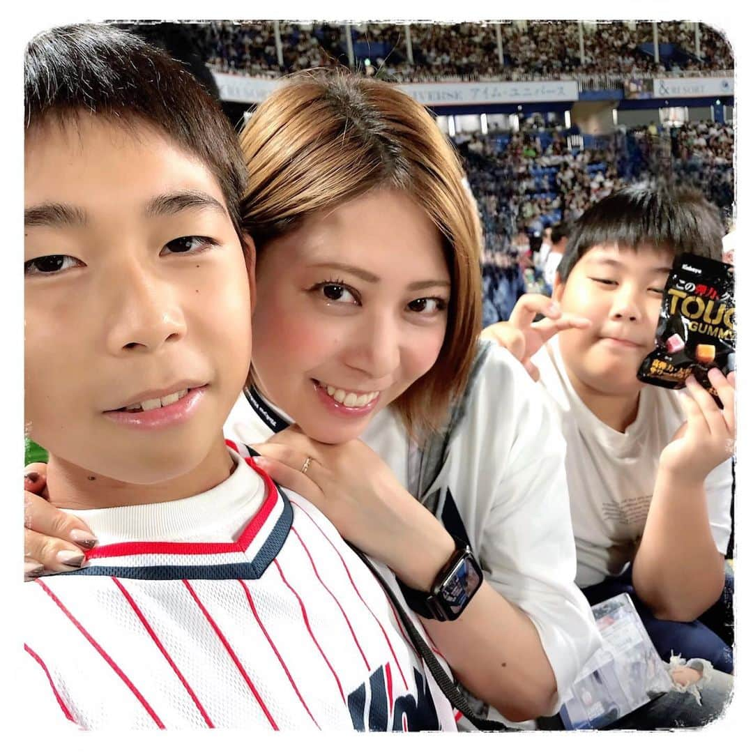 川野友美さんのインスタグラム写真 - (川野友美Instagram)「サッカーだけじゃなく野球も行くよ⚾️ ⁡ ⁡ 野球はもっぱら神宮球場！ 子供たちがヤクルトファンなんでね✨ とはいえ今年は弱すぎ😩 でもまぁこの時期の夜は風が気持ちいいから良きです☺️ ⁡ ⁡ この日は仕事終わりにダッシュで向かい、なんとか間に合いましたー🤣 疲れてたし、暖かかったので、 観戦しつつ飲みまくってた気がする😇 ⁡ ⁡ そんな酔っぱらいかーちゃんに絡まれて冷たい目の子供たちがこちら💁‍♀️ でも、なんだかんだ写真一緒に写ってくれるあたりまだ可愛いです😄 ⁡ ⁡ この日もバッチリ負けました🫠 ⁡ ⁡ さ、次の観戦はまた来月かなー✨ ⁡ ⁡ ⁡ ⁡ ⁡ ⁡ ⁡ #今日のコーデ #ootd #今日のコーディネート #39grammer #インスタグラマー  #公式サンキュグラマー #男の子ママ  #二児ママ  #2人育児  #兄弟  #model  #プチプラ #オシャレさんと繋がりたい  #写真好きな人と繋がりたい  #料理好きな人とつながりたい  #犬好きと繋がりたい #撮影依頼募集 #フリーモデル #撮影モデル #ママモデル #サロンモデル #神宮球場 #ヤクルトスワローズ #野球観戦 #shooting #japan #world」6月20日 8時15分 - mamatomochi