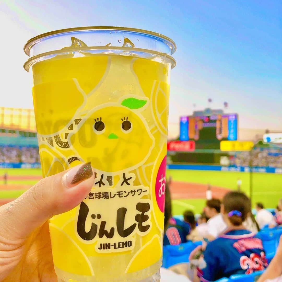 川野友美さんのインスタグラム写真 - (川野友美Instagram)「サッカーだけじゃなく野球も行くよ⚾️ ⁡ ⁡ 野球はもっぱら神宮球場！ 子供たちがヤクルトファンなんでね✨ とはいえ今年は弱すぎ😩 でもまぁこの時期の夜は風が気持ちいいから良きです☺️ ⁡ ⁡ この日は仕事終わりにダッシュで向かい、なんとか間に合いましたー🤣 疲れてたし、暖かかったので、 観戦しつつ飲みまくってた気がする😇 ⁡ ⁡ そんな酔っぱらいかーちゃんに絡まれて冷たい目の子供たちがこちら💁‍♀️ でも、なんだかんだ写真一緒に写ってくれるあたりまだ可愛いです😄 ⁡ ⁡ この日もバッチリ負けました🫠 ⁡ ⁡ さ、次の観戦はまた来月かなー✨ ⁡ ⁡ ⁡ ⁡ ⁡ ⁡ ⁡ #今日のコーデ #ootd #今日のコーディネート #39grammer #インスタグラマー  #公式サンキュグラマー #男の子ママ  #二児ママ  #2人育児  #兄弟  #model  #プチプラ #オシャレさんと繋がりたい  #写真好きな人と繋がりたい  #料理好きな人とつながりたい  #犬好きと繋がりたい #撮影依頼募集 #フリーモデル #撮影モデル #ママモデル #サロンモデル #神宮球場 #ヤクルトスワローズ #野球観戦 #shooting #japan #world」6月20日 8時15分 - mamatomochi