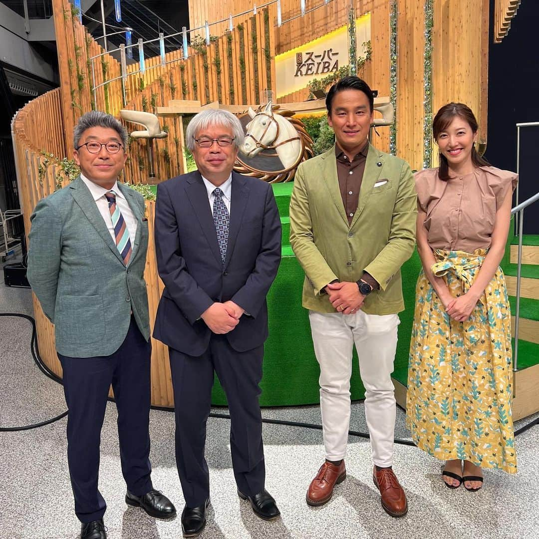 松田丈志のインスタグラム：「日曜日は初めてBSフジさんのスーパー競馬に出演しました🐎 これまで競馬はG1レースを中心に見ていて、この日5レース予想しましたがメインがG3だったので、インプット&予想には相当時間かかったし、競馬好きの仲間達にも沢山アドバイスもらいました！👍 一応2レース本命当たったので良かったですが、やはり競馬は奥が深いです🐎 もっと勉強します。 椋木さんと青嶋アナの競馬の知識量は流石の一言で、小澤アナの進行も素晴らしかったです〜✨ そしてこのご縁を頂いたのがトライアスリートの本間さん @malibuhomma  という事で楽しい1日でしたYOー。 本間さんとは今年も佐渡国際トライアスロンでもご一緒しますYOー。 @sado_city_sports_association」