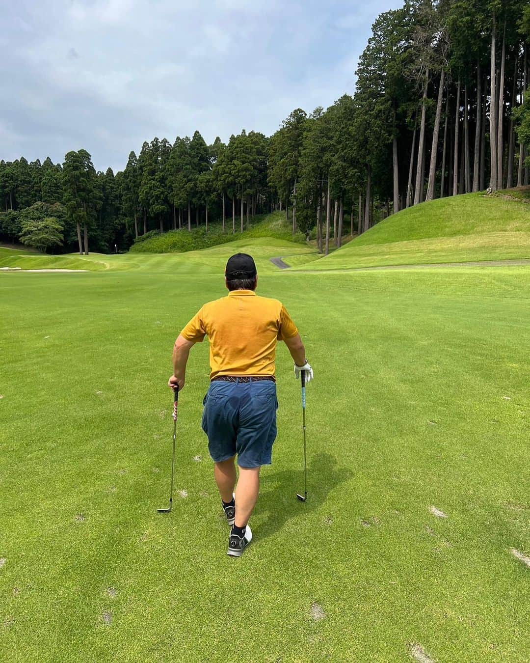 古田敦也のインスタグラム：「真中とゴルフしたんですが短パンの汗染みがハート❤️に。 それを指摘すると 可愛いおじさんで売ってます！と。」