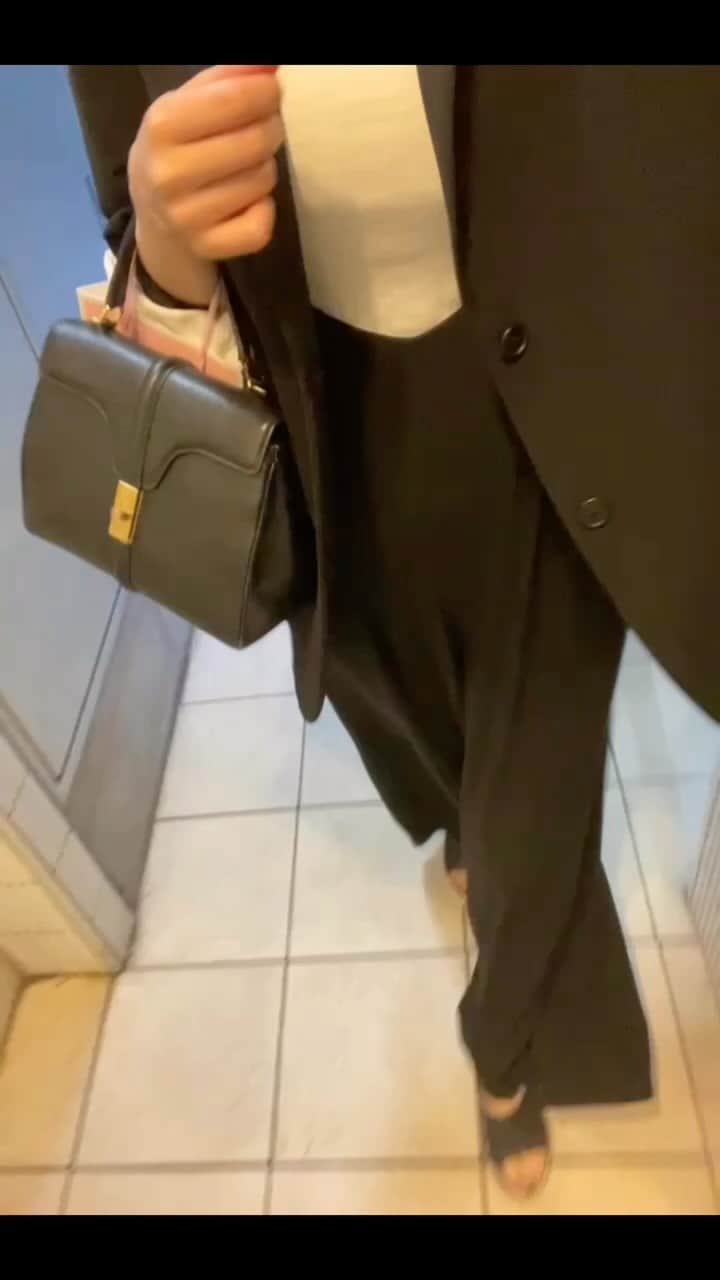 南キカのインスタグラム：「𝘽𝙇𝘼𝘾𝙆 𝙘𝙤𝙤𝙧𝙙𝙞𝙣𝙖𝙩𝙚. 🖤🛹」