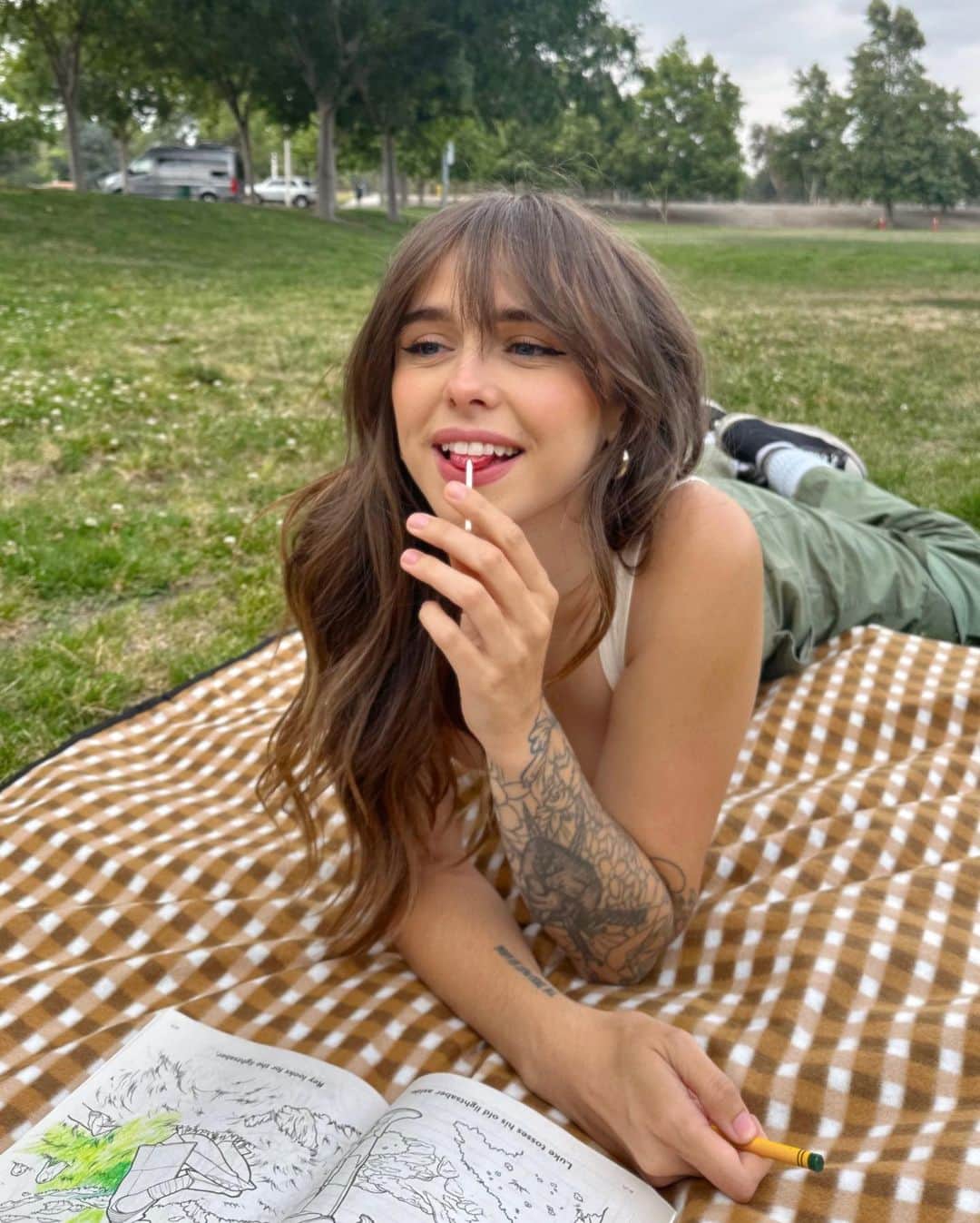 Acacia Brinleyのインスタグラム：「Picnic 🍃🌳🧺🖍️📓🌈🤎」