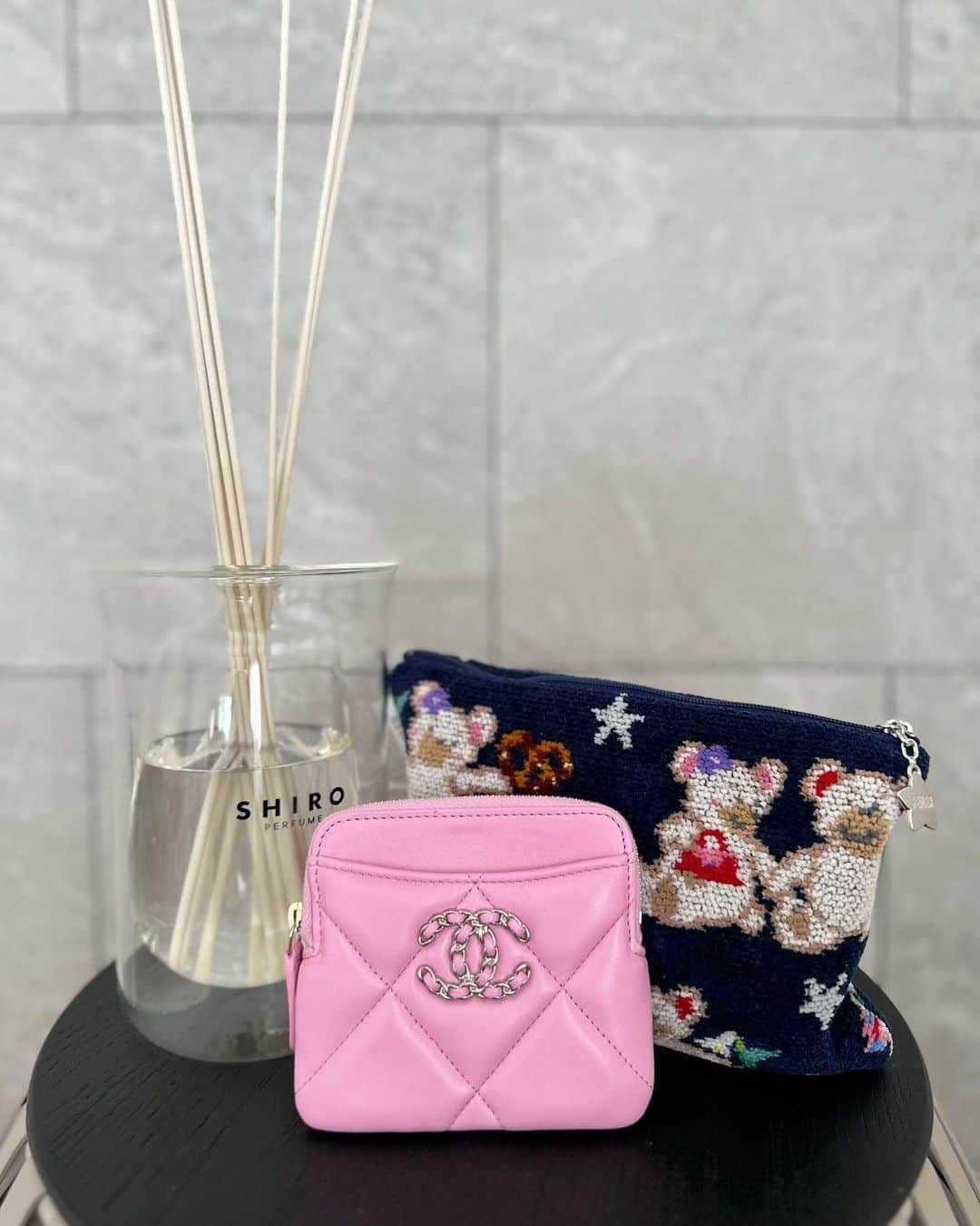 Mai Wakimizuのインスタグラム：「お財布とメイクポーチ、リビングのデュフューザーを新調♡ #chanel#feiler#shiro」