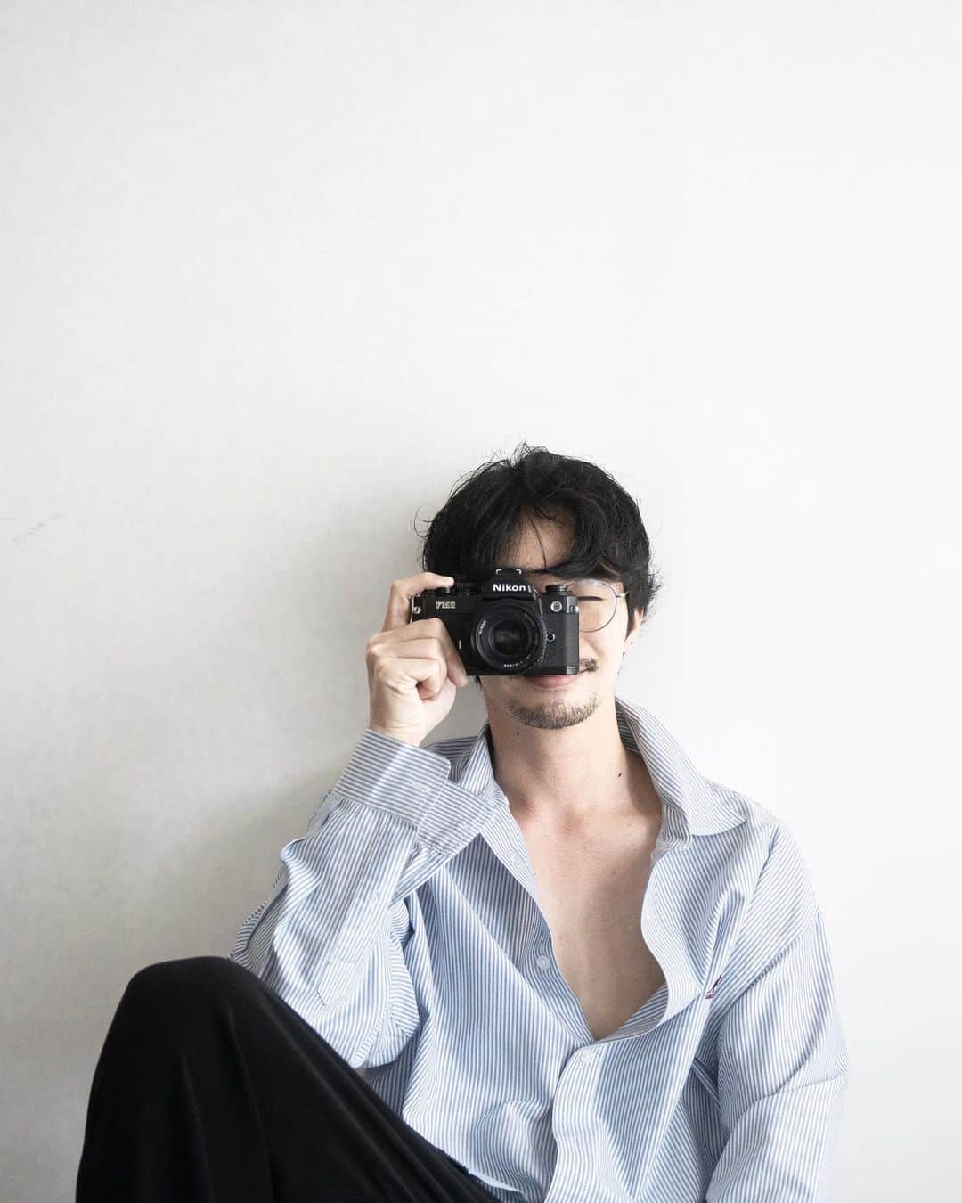 ロビンのインスタグラム：「This camera never gets old  Nikon FM2  Shirt @kangol   #nikon #fm2」