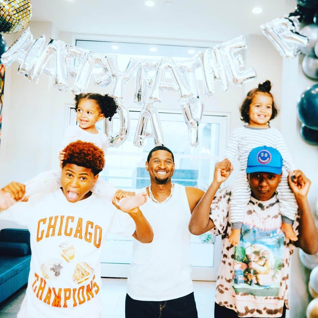 アッシャーのインスタグラム：「Hold on to them while you can mannn…😌 BIGS & littles」