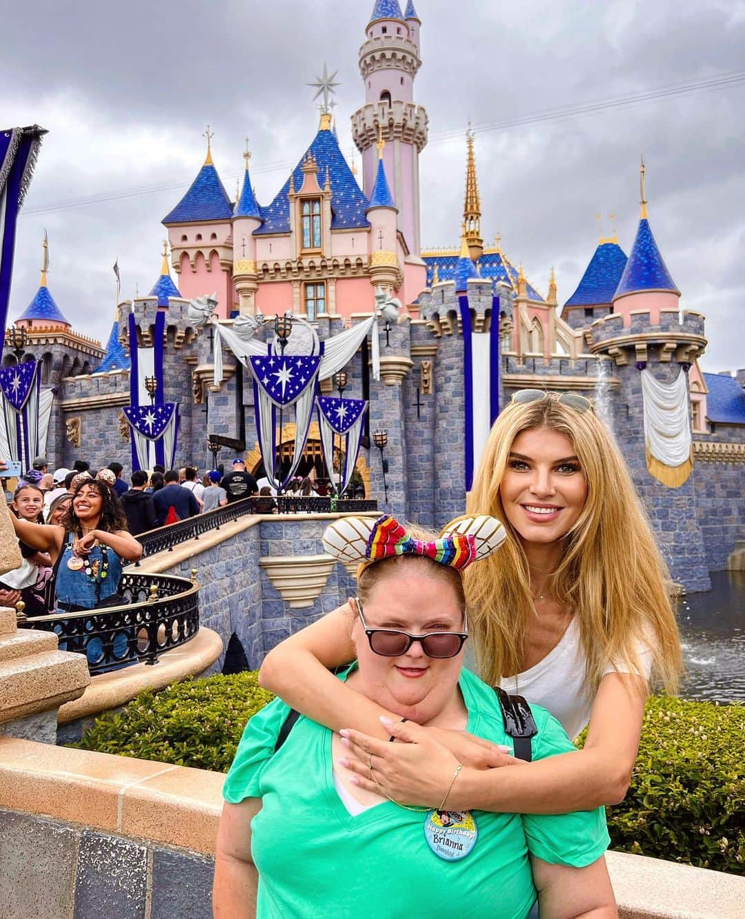 Ashley Haasさんのインスタグラム写真 - (Ashley HaasInstagram)「Disneyland with bae aka Brianna 👸🏼🏰」6月20日 8時48分 - ashleyhaas
