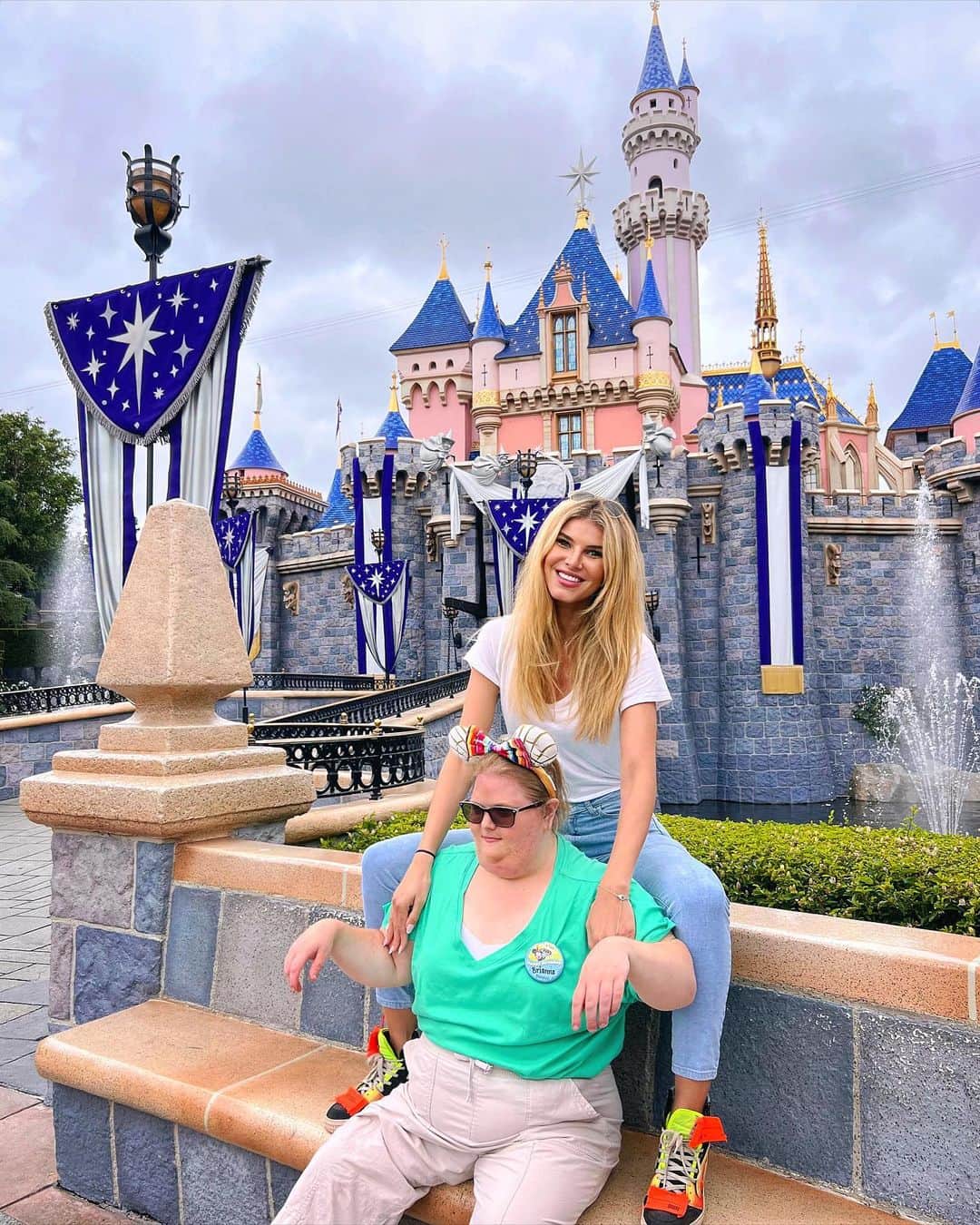 Ashley Haasのインスタグラム：「Disneyland with bae aka Brianna 👸🏼🏰」