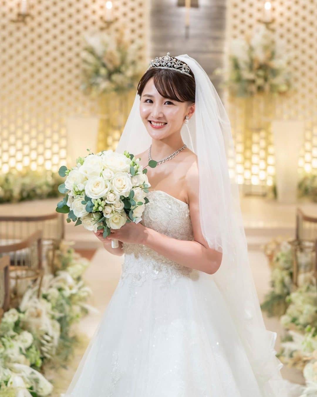 のインスタグラム：「wedding💍  先日無事、結婚式を無事終えました✨ 皆様の愛溢れるあたたかい空間で、幸せすぎる最高の1日となり胸がいっぱいです💓  少しずつ思い出Photoをアップしていきます🥂  #wedding  #ブライダル  #ブライダルフォト  #ウエディングドレス  #卒花嫁」
