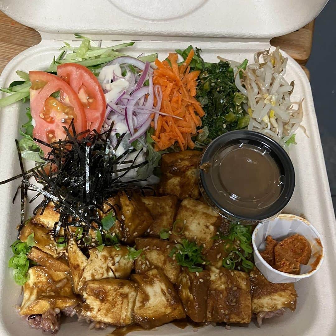 Peace Cafeさんのインスタグラム写真 - (Peace CafeInstagram)「✨$2 OFF ALL YAKINIKU ORDERS✨  From June 20-24th we will be doing a special discount on our yakiniku plates  We have Yakiniku Tofu, Seitan and Half and Half!  If you have any questions or would like to place an order for the plates give us a call at (808)951-7555   Mahalo for your continuous support! 🌱☮️」6月20日 8時48分 - peacecafehawaii