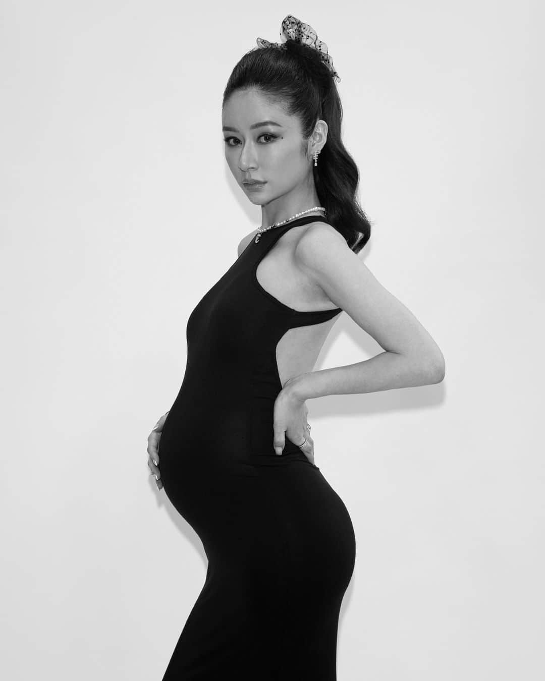 Reikaのインスタグラム：「Cannot wait to meet you🩵  実は最初は双子ちゃんだったんですこの子☺️ 残念ながら 初期の頃に吸収され いわゆるvanishing twin。 その前も流産を何度か経験してしまったり、 決して楽な道のりではなかったけど。 その分なのか このお腹にいるベビーちゃんは 大きめでとっても元気で胎動は先生が測定機械が壊れてるんじゃないかとびっくりするぐらい激し目です🕺 母体は常に揺れております笑 肋骨折れるんじゃないかなって常に心配してます😅  妊活についてよく聞かれますが 私は植物療法に出会い どうにかこの子を授かれるように 元気に育つようにと 試行錯誤し 毎日飲んでるメディハーブティー🫖 と　@vitolabo_official で受けれるハーバルインナースチームで じぶんの身体と向き合い 体質改善を試みました。 何度か辛い悲しいことがあったけど、 @keiji_papa_ とも一杯泣いたり、話し合い。  色々試行錯誤して で実際に植物療法🌱の力で救われていく 私の実際の変化を見て  「一杯の女性の大変さをどうにか楽にしてあげたい」の啓司パパの強い思いで  引退後立ち上げ形にしてくれた @herbacie_official と　@vitolabo_official   だからあの場所は私達にとってもすごく特別なのです🥹🌱  もう妊娠できないのかなって諦めかけていたけど、どうにか無事ここまで来れました😭💓 それは家族、友人、社員、仕事仲間のサポート があってだから、とても感謝🙏  Photographer @keiichinitta  Stylist @tsugumiw  Hair @t.cutters.v_v  Make-up @nannanshindo  Direction @yukari_magnese   #妊活 #マタニティフォト #植物療法 #maternityphotography  #妊娠後期 #高齢出産」