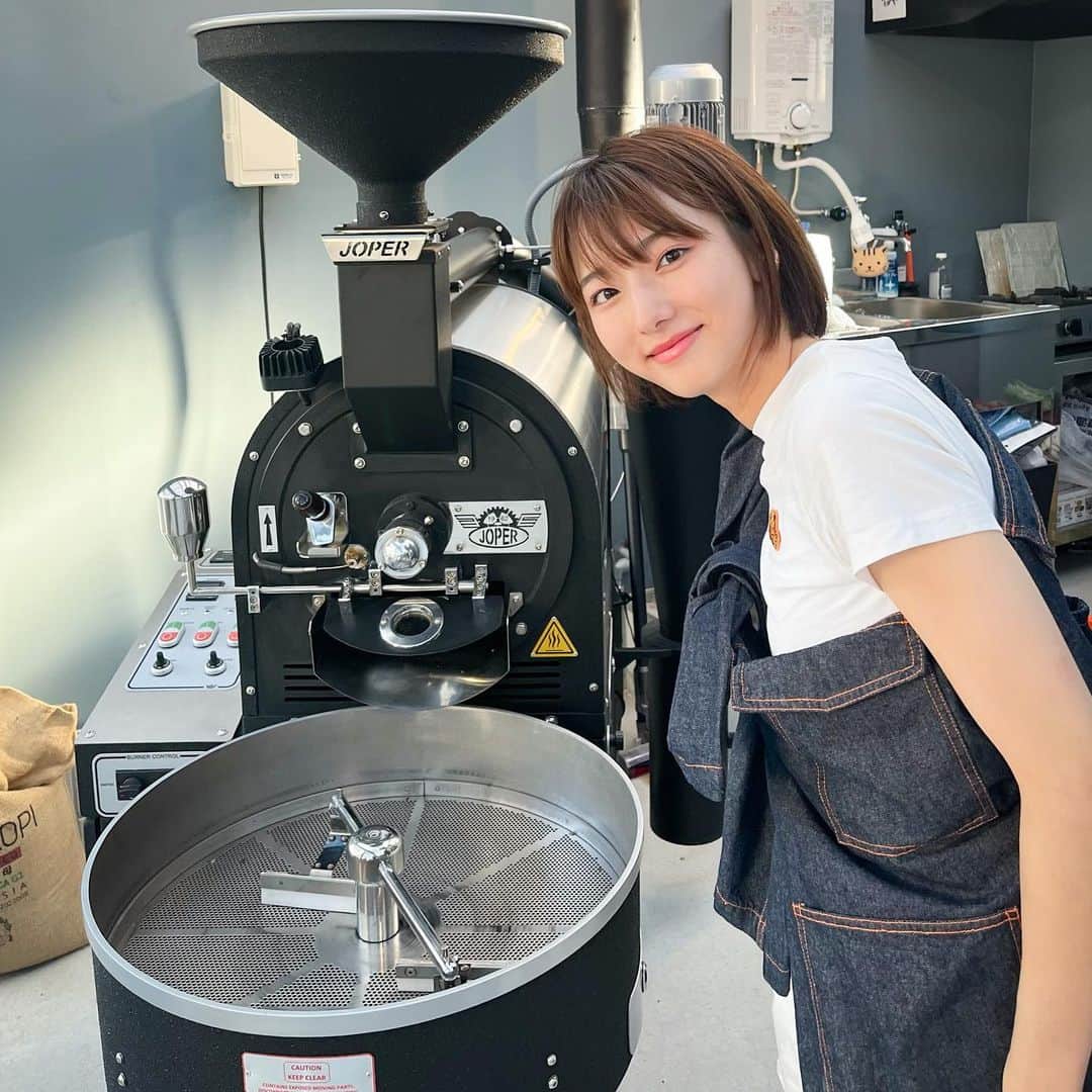 のインスタグラム：「【記念日報告】 なんと人生初めて、、、 自分で焙煎しました！！！ 😭😭😭😭🫶🏻🫶🏻🫶🏻✨✨  亀田珈琲焙煎所の亀田さん に教えていただきながらやりましたぞ🐒🐢  White Monkeyのありかたがみえてきましたぞ🥺🥺🥺  早く焙煎機買って自分で焙煎するぞ！！！！🥹🥹🔥🔥🔥 出会った人たちもみんな素敵な人たちで最高の1日でした🫶🏻  それにしても自分で焙煎した豆は愛おしい。 White Monkeyのコーヒーも早くみんなに飲んでもらいたい🐒🫶🏻🫶🏻🫶🏻  #焙煎 #コーヒー #コーヒータイム #コーヒー好き #コーヒー豆」