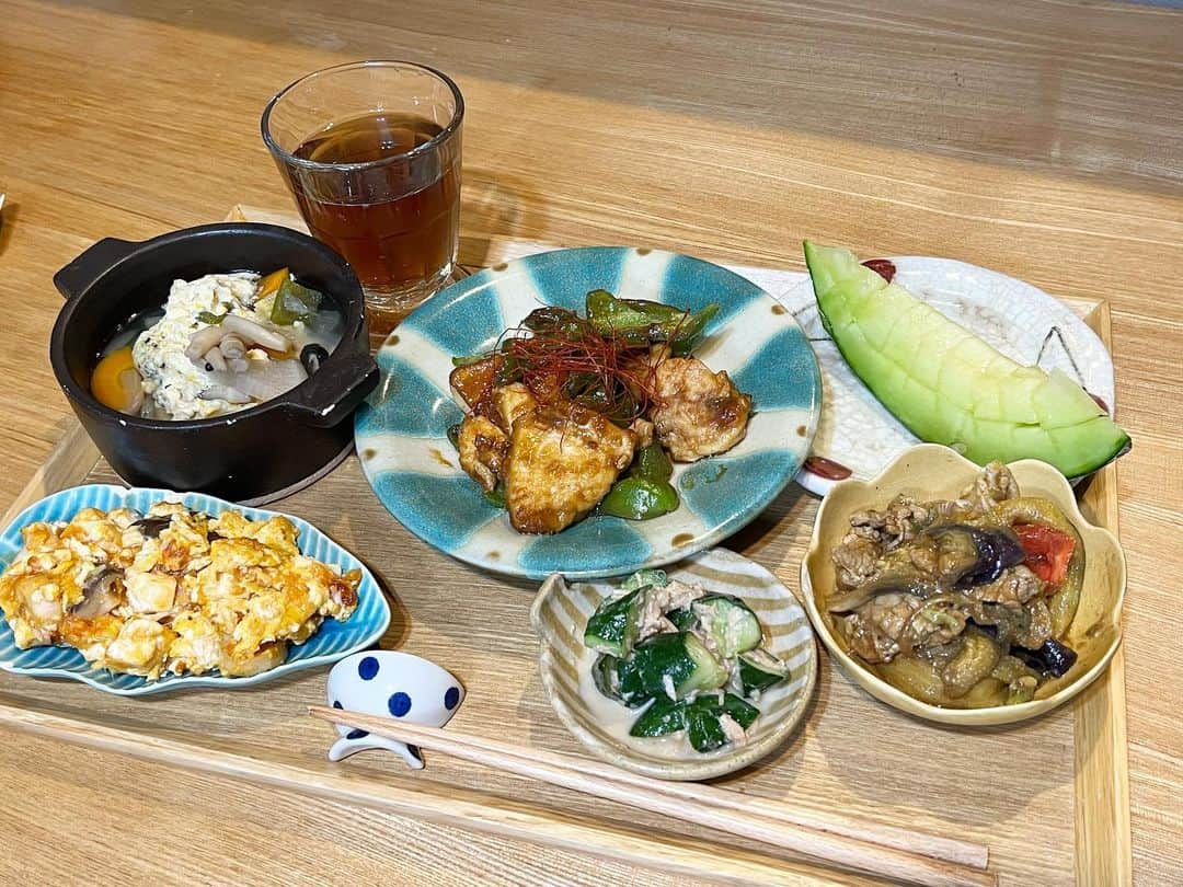 クロのインスタグラム：「いつかの頑張ったご飯👩🏽‍🍳∗ ︎*ﾟ   こんな食べきれないね。 母が不在だったので、父に作りました〜！！  最近はTwitterで色々レシピをブックマークしておいて作るのが好き♥️♥️♥️  #クロリサ的自炊 #エリンギと豆腐でエビチリならぬエリチリ #鶏胸肉の青椒肉絲 #中華好き」