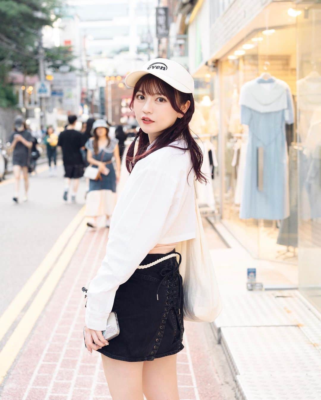 廣川奈々聖のインスタグラム：「🐹☀️   ⁡ スカート用のベルト、韓国に持っていくの忘れて、この直前に買ったんだけど お店のお姉さんがその場で巻いてくれてきゅんとした‪ 、、そんなときの写真 ܸ. ̫ .ܸ 💭笑 ⁡ ⁡ #ななせのふく⁡#韓国観光 #弘大 #私服 #instafashion  #hystericglamour #ヒステリックグラマー  ⁡」