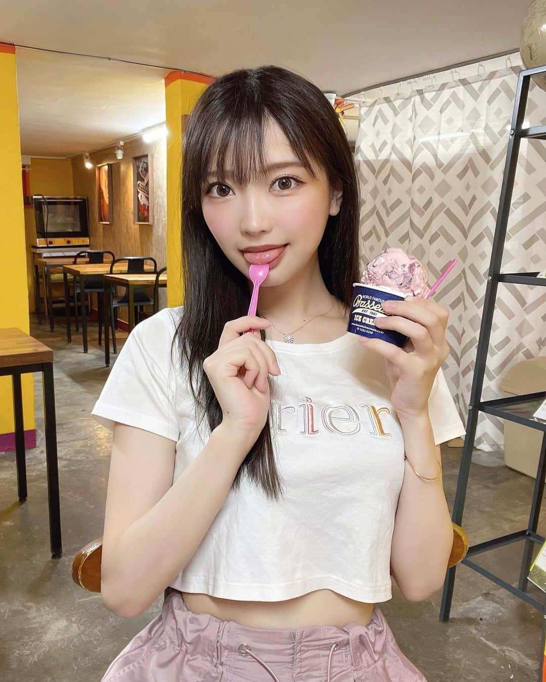のインスタグラム：「おはよう🍨💗 ブルーベリー味のアイス美味しかった🥰 . 最近、暑すぎて30℃超え…_(┐「ε:)_ 夏はどこにも行きたくなくなっちゃうねぇ〜 室内最高😅🫶🏻 . . tops＆pants: #rienda  . #韓国 #韓国旅行 #食いしん坊 #私服  #いっぱい食べる君が好き ？」